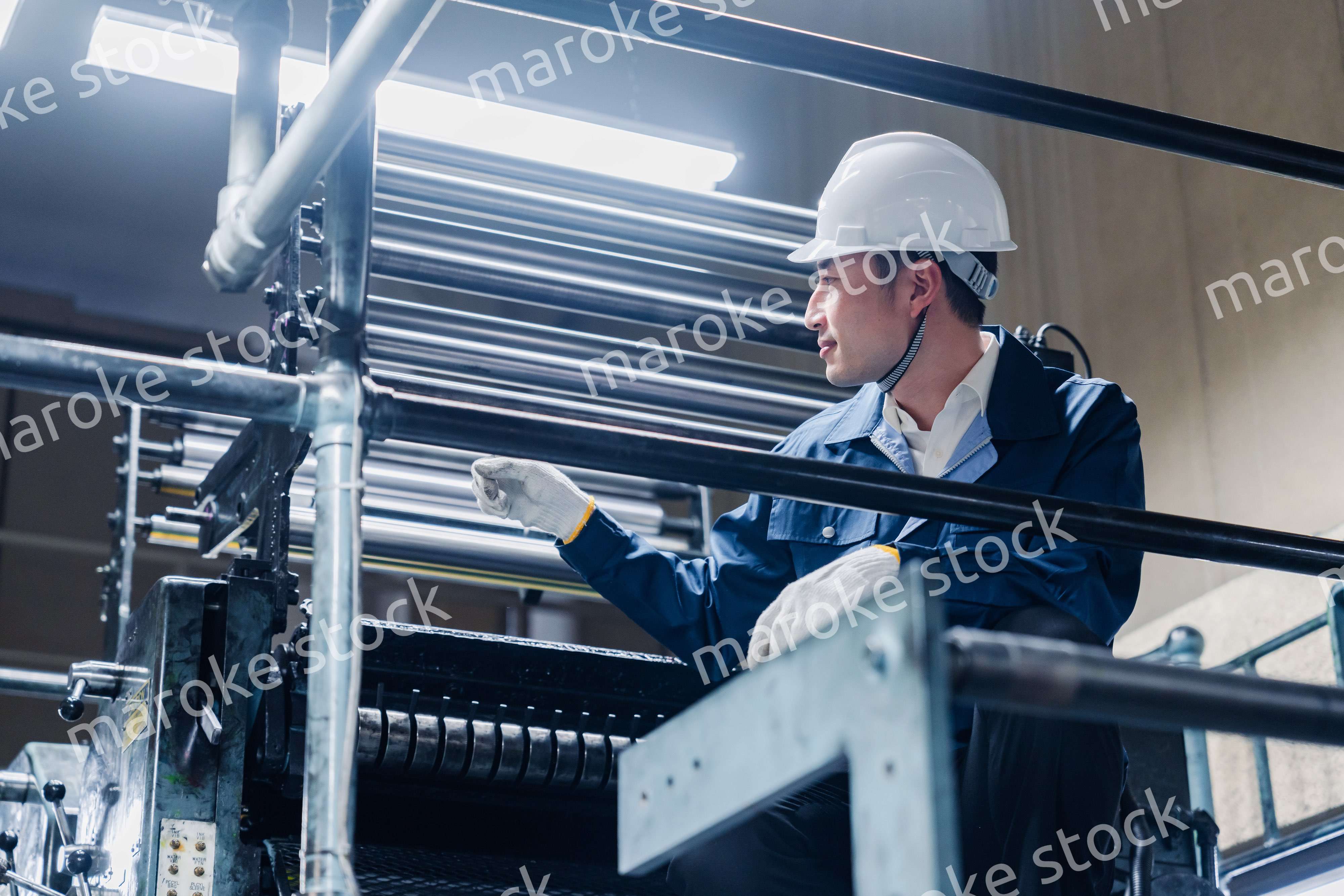 足場で高所作業をする男性作業員