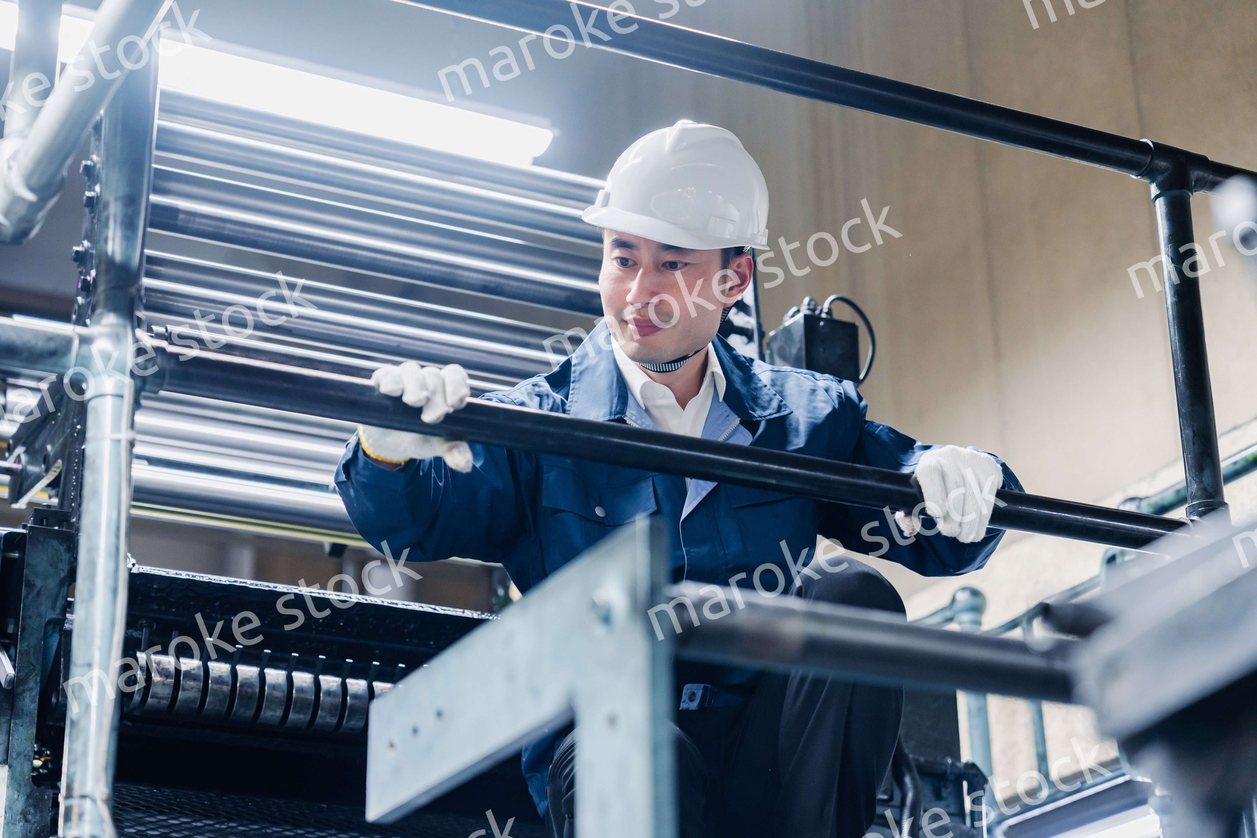 足場で高所作業をする男性作業員