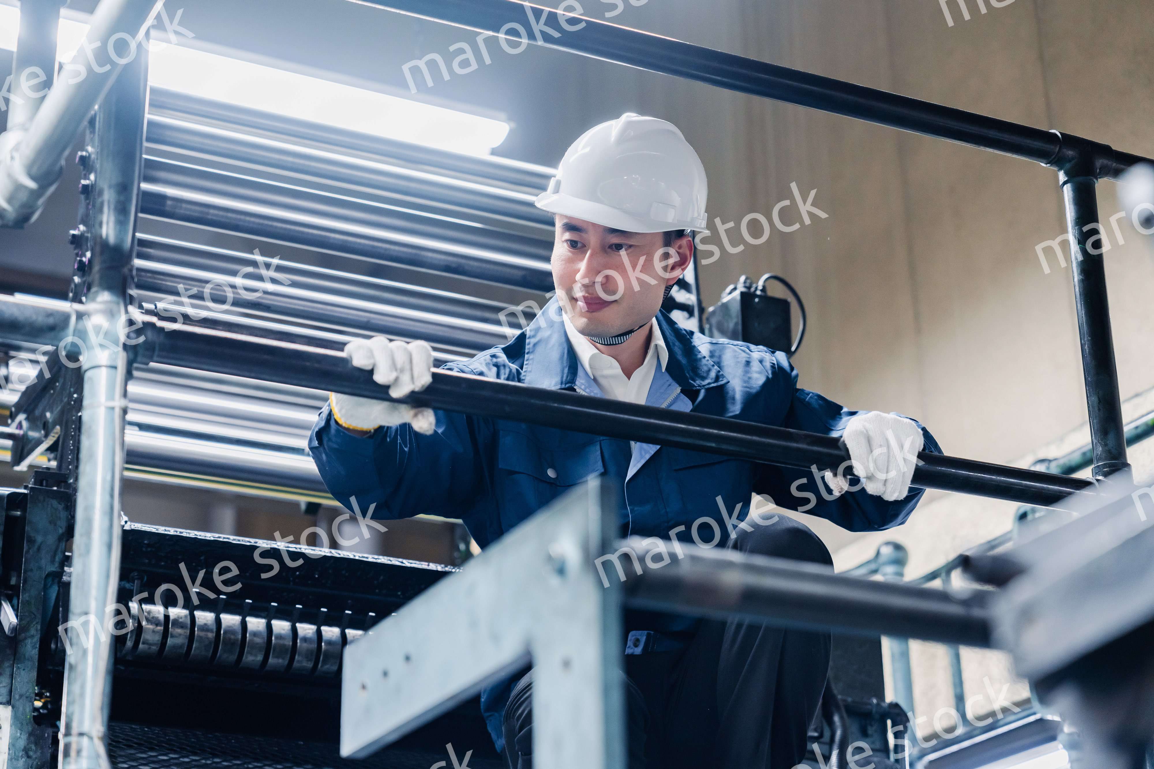 足場で高所作業をする男性作業員