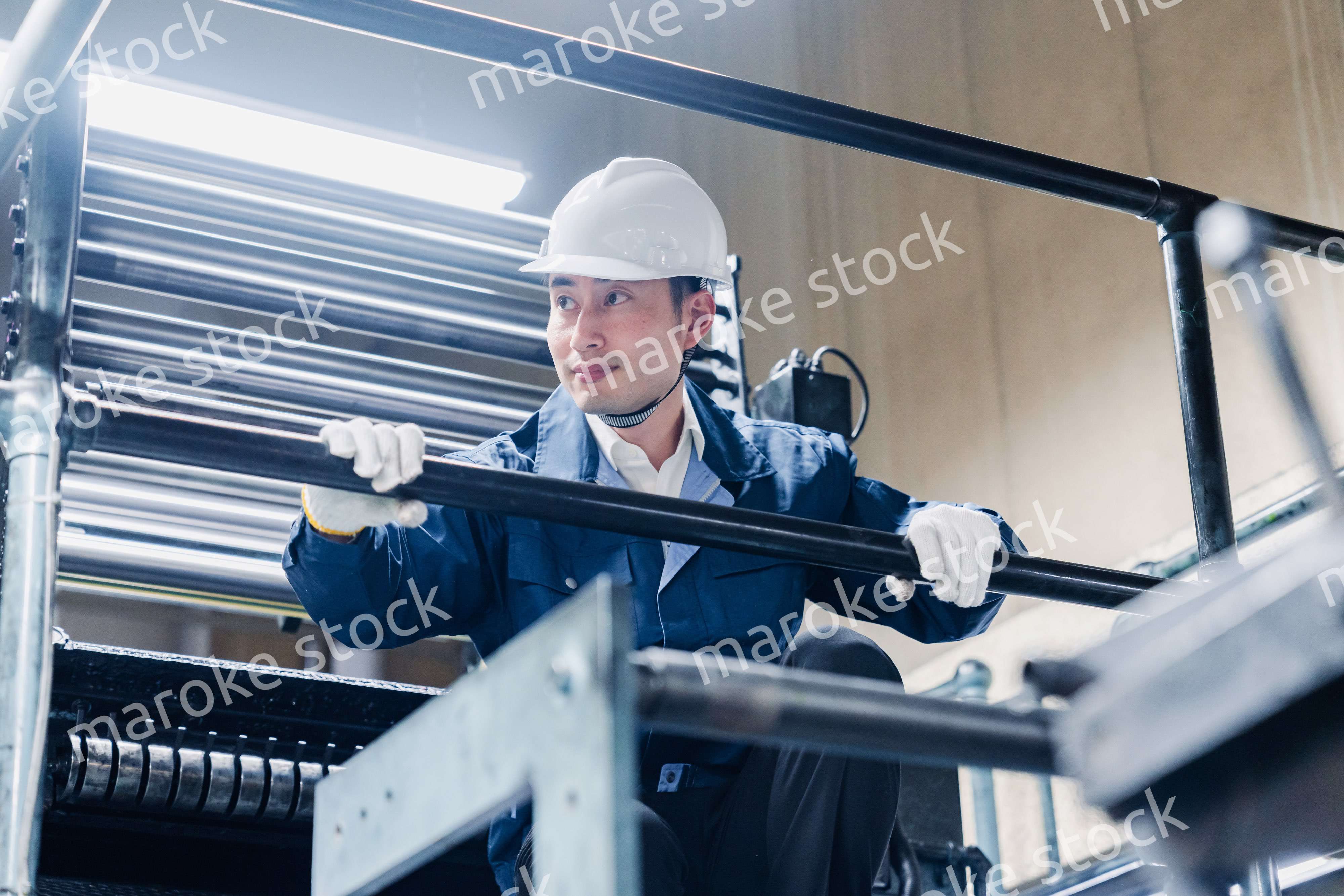 足場で高所作業をする男性作業員