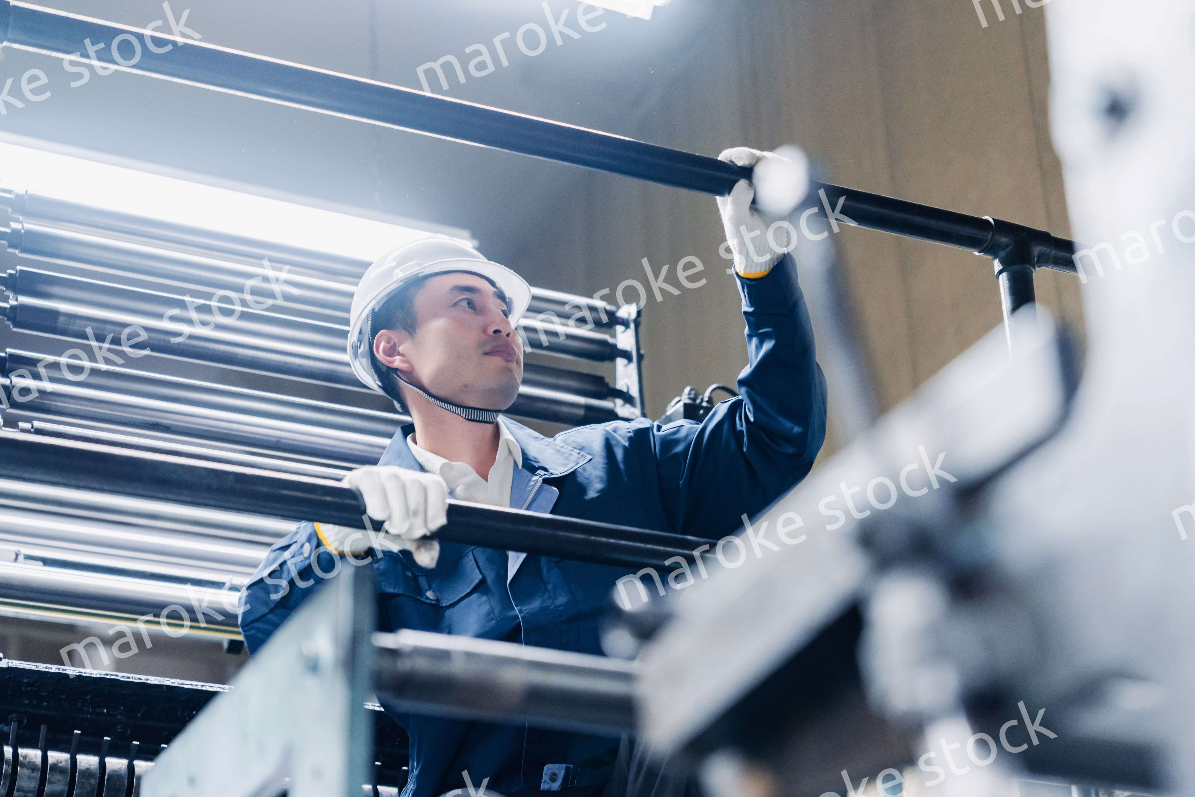 足場で高所作業をする男性作業員