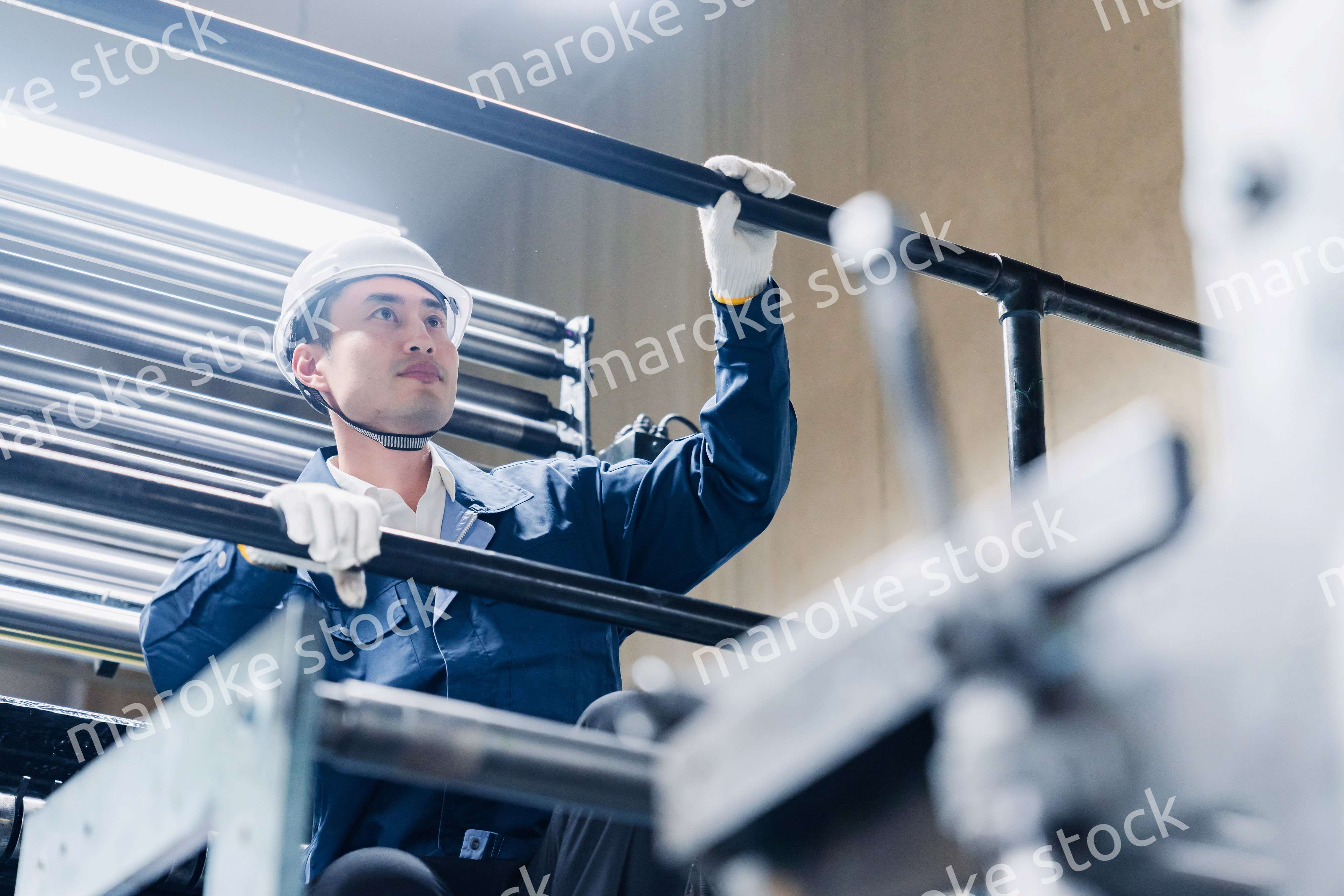 足場で高所作業をする男性作業員