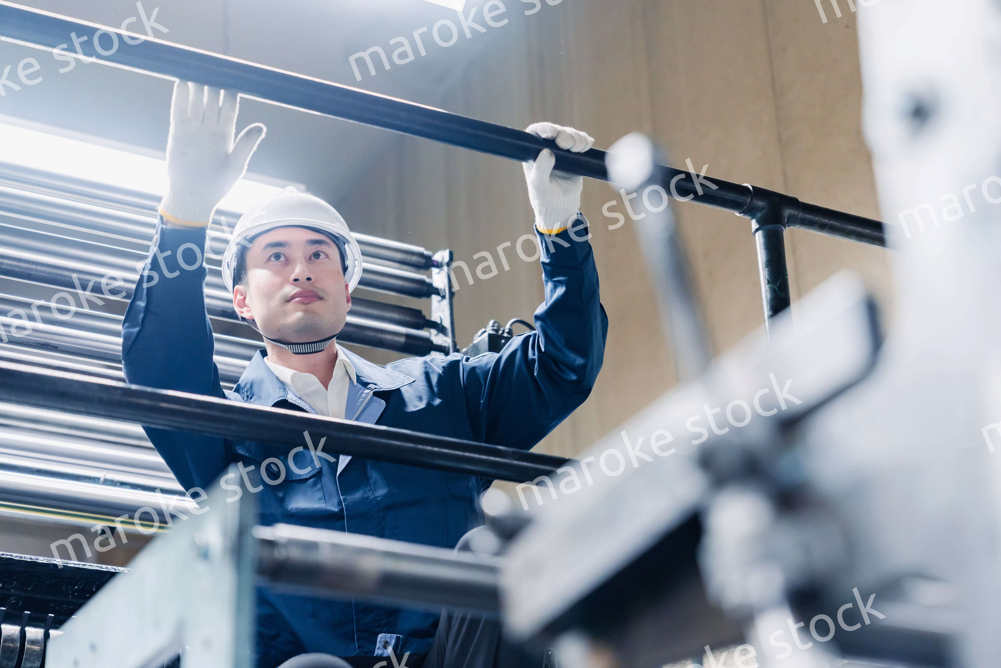 足場で高所作業をする男性作業員