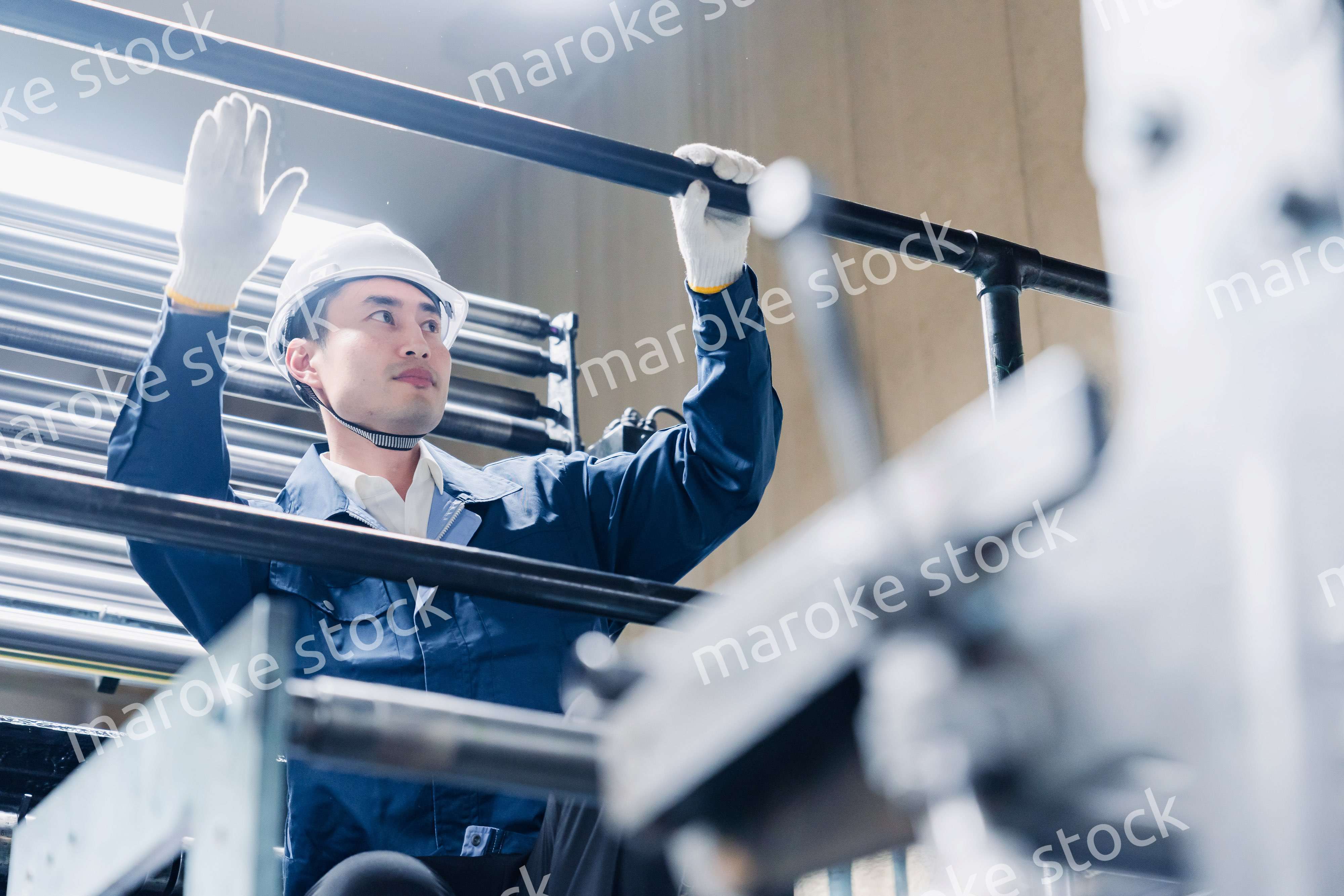 足場で高所作業をする男性作業員