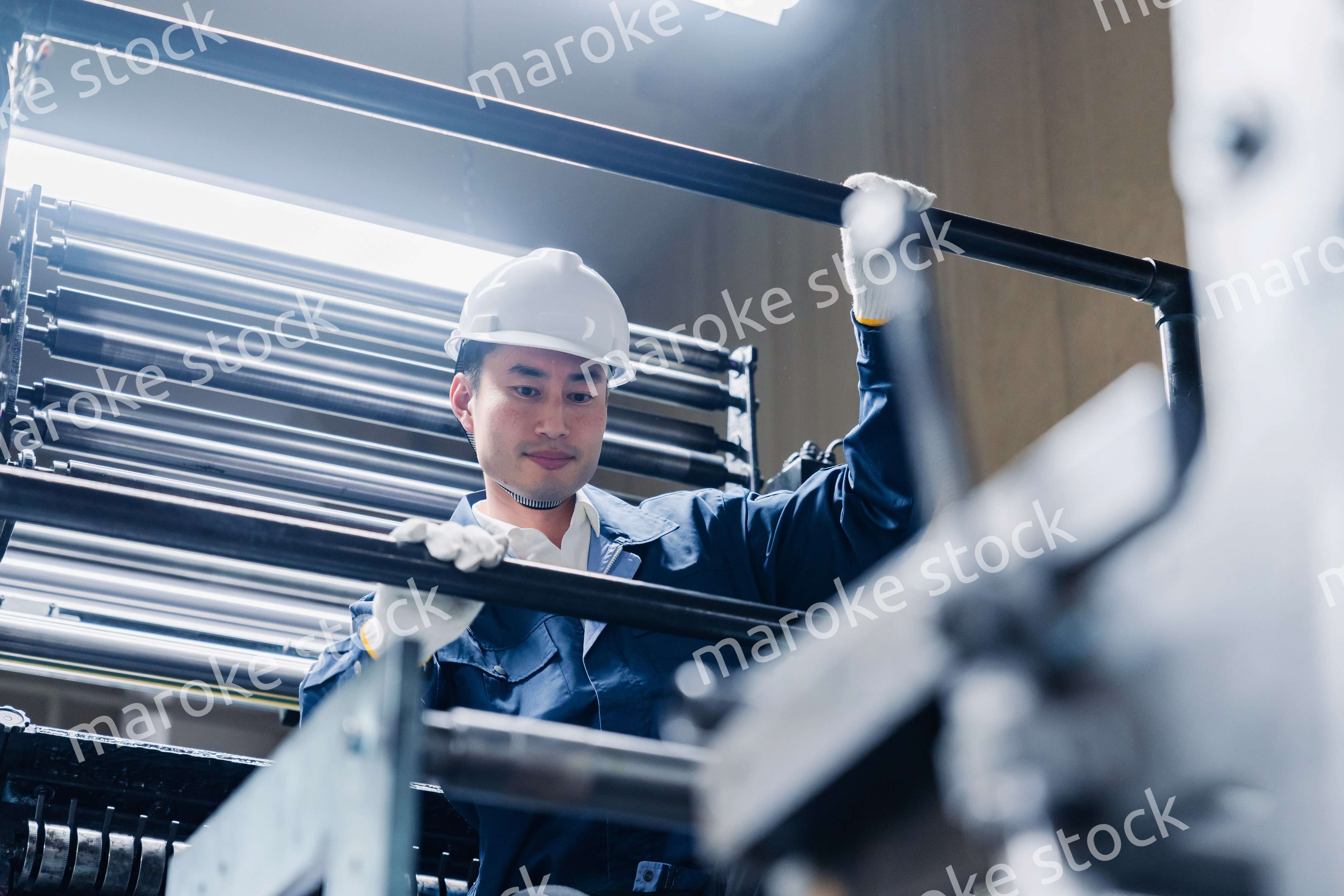 足場で高所作業をする男性作業員
