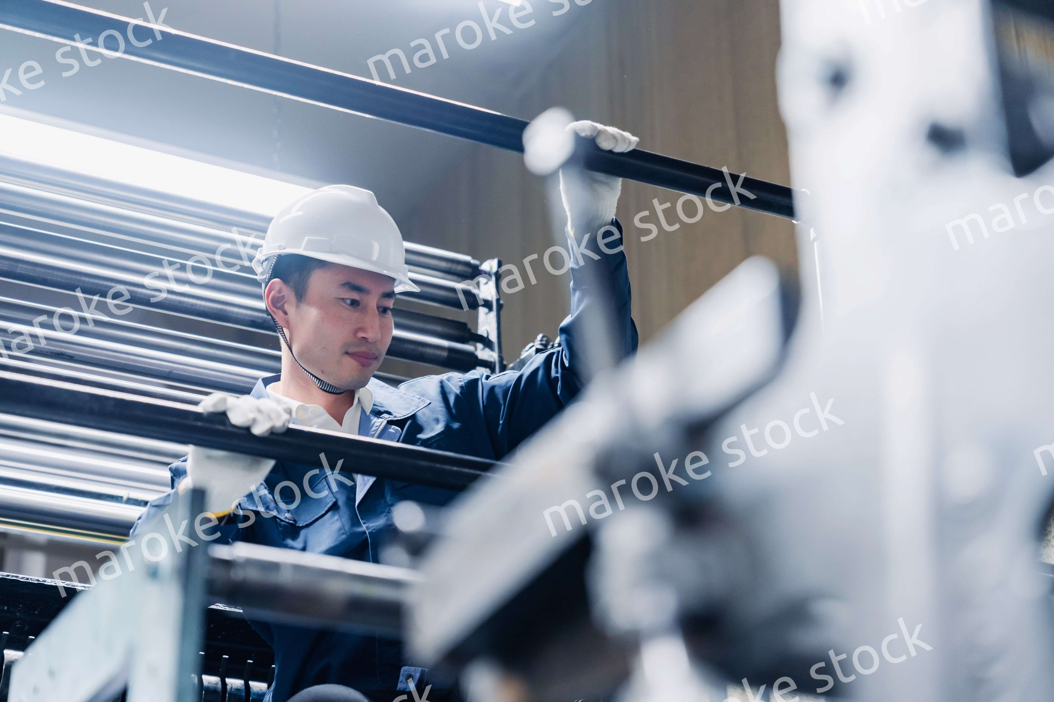 足場で高所作業をする男性作業員