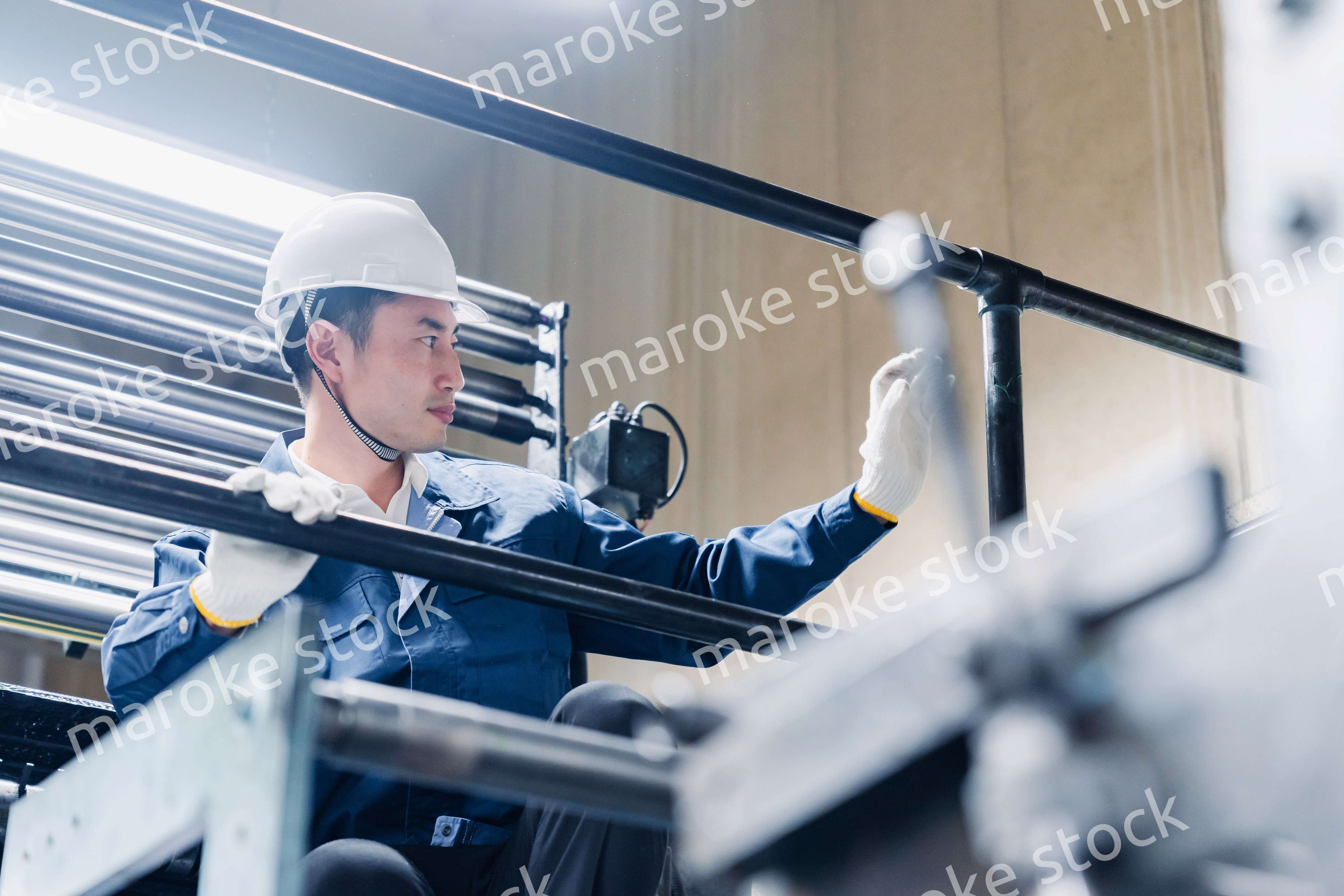 足場で高所作業をする男性作業員