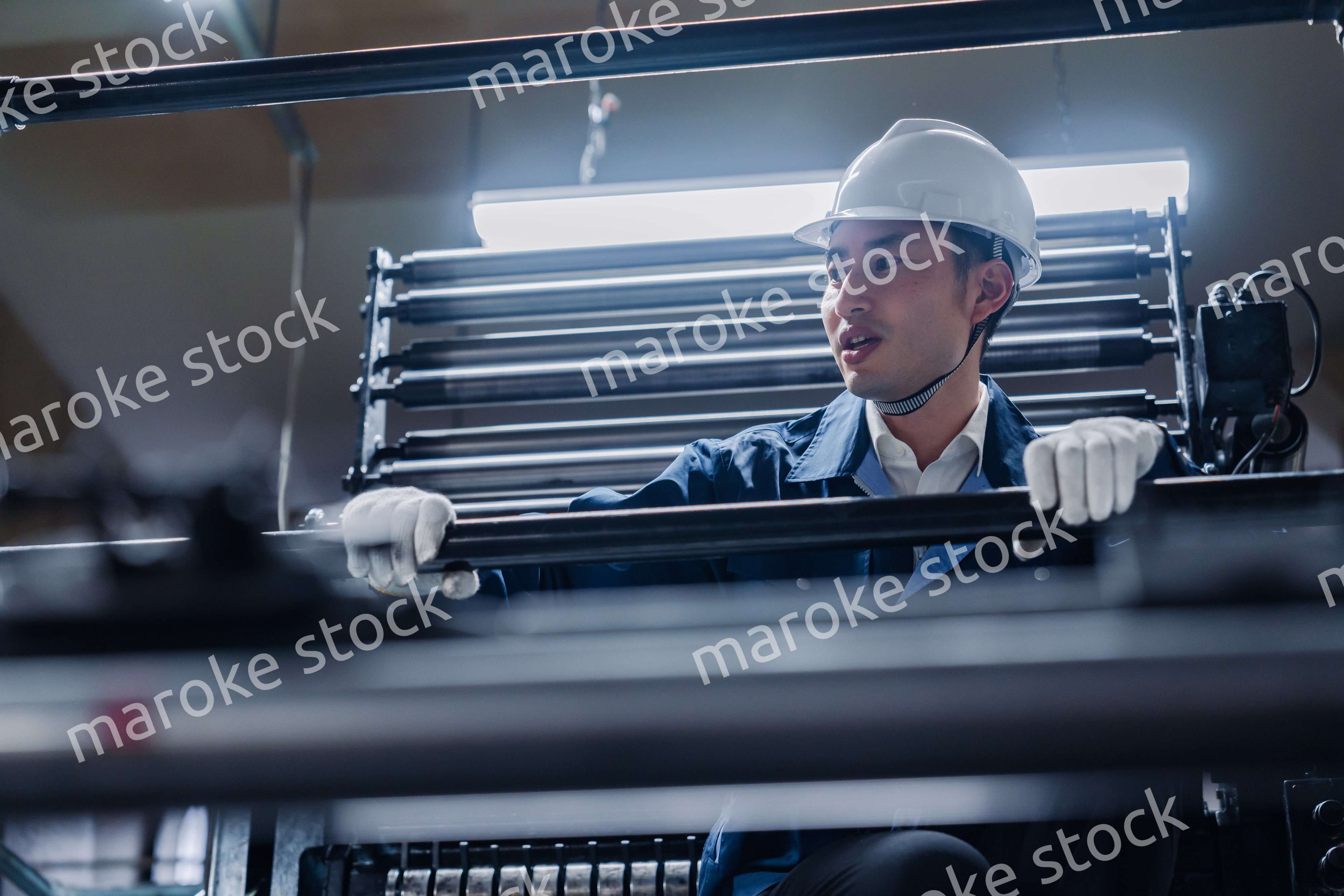 足場で高所作業をする男性作業員