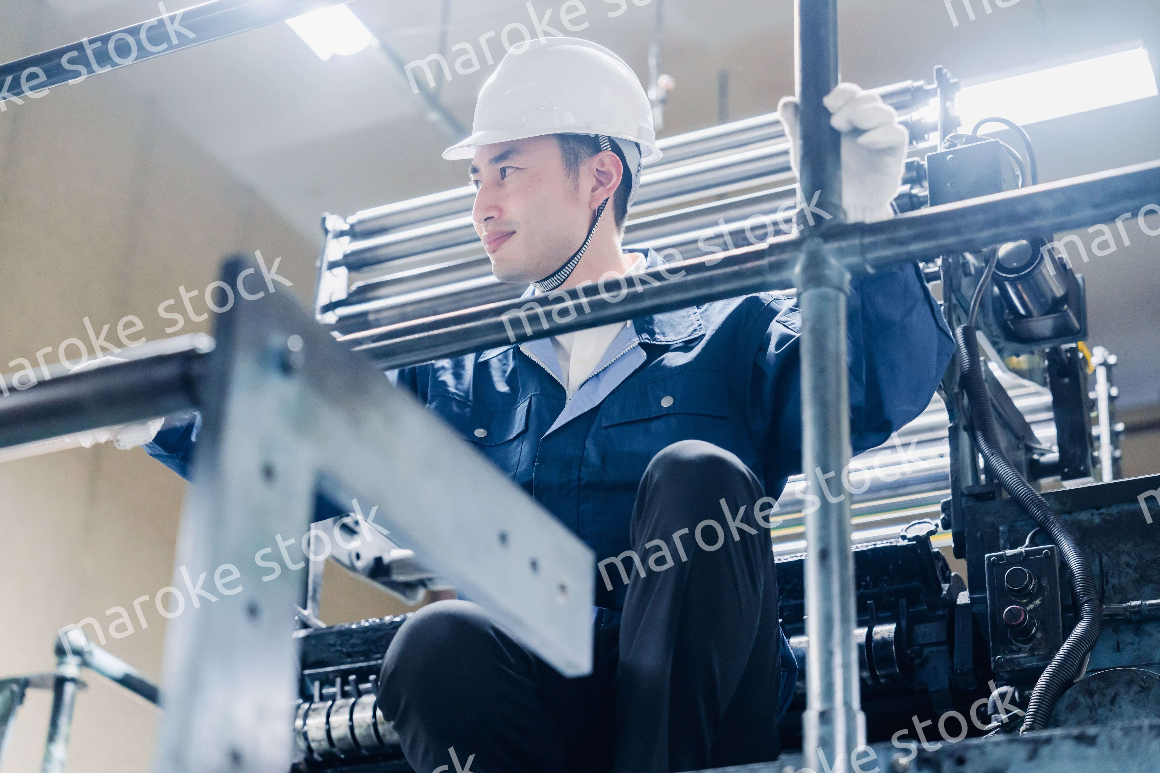 足場で高所作業をする男性作業員