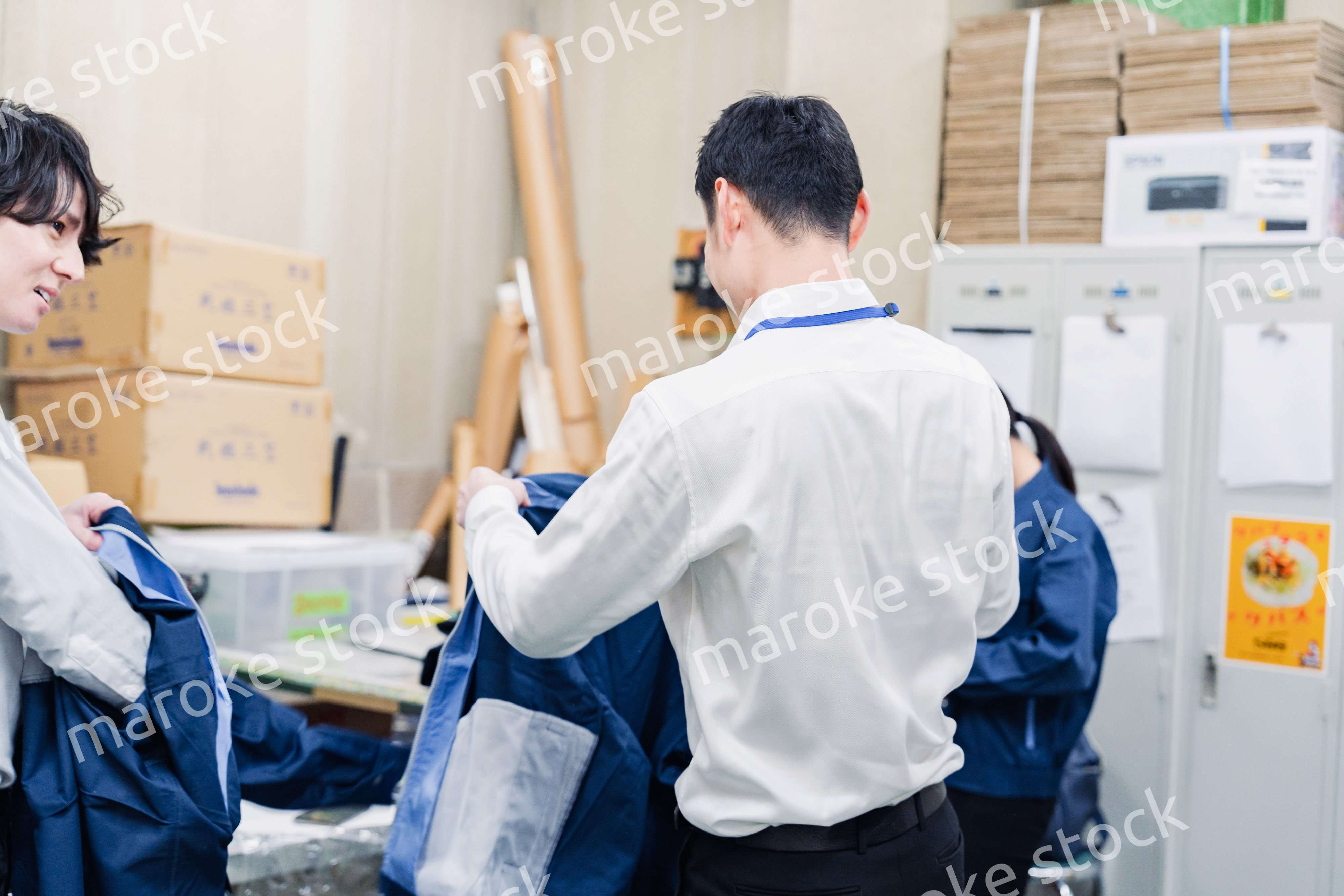 業務終了後にバックヤードで一息をつく従業員