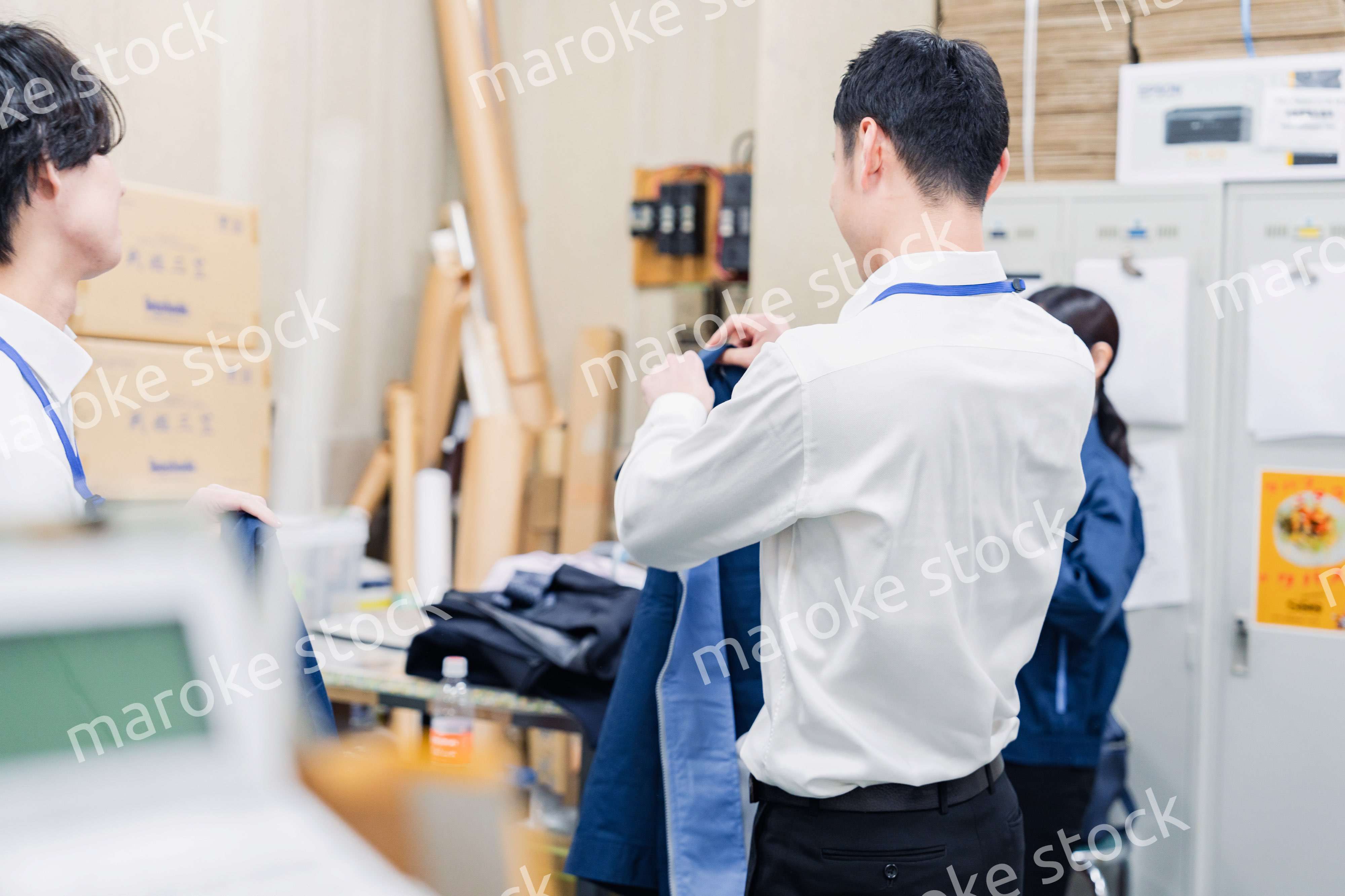 業務終了後にバックヤードで一息をつく従業員