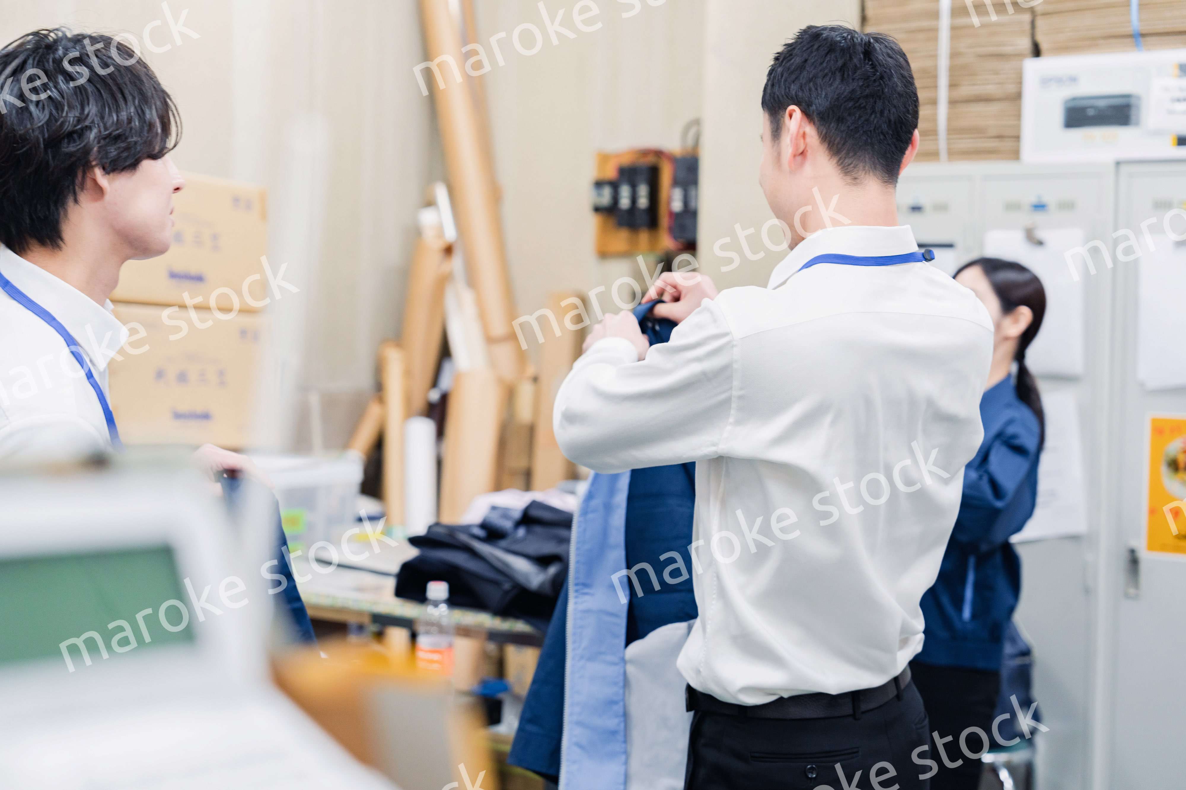 業務終了後にバックヤードで一息をつく従業員