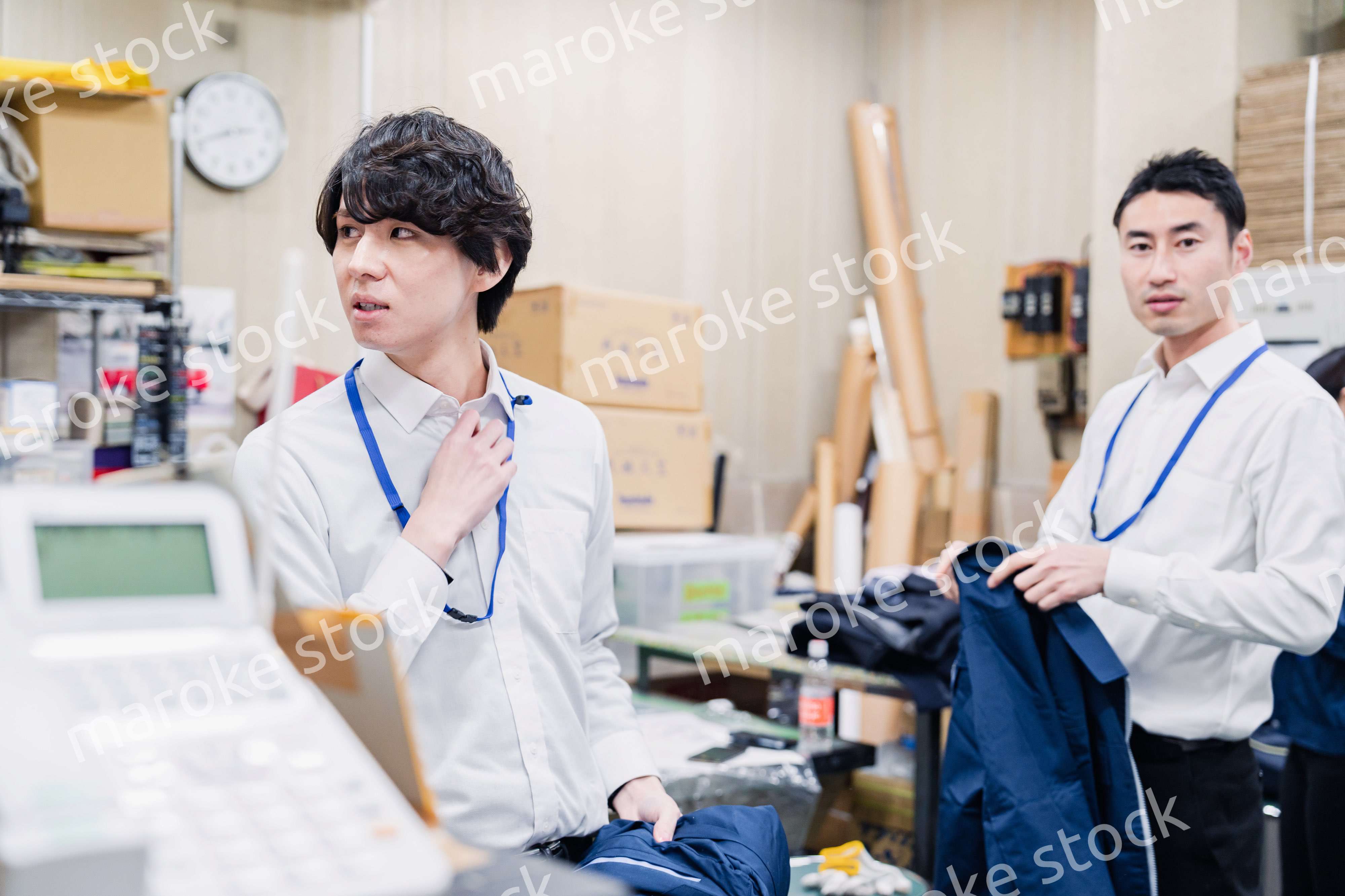 業務終了後にバックヤードで一息をつく従業員