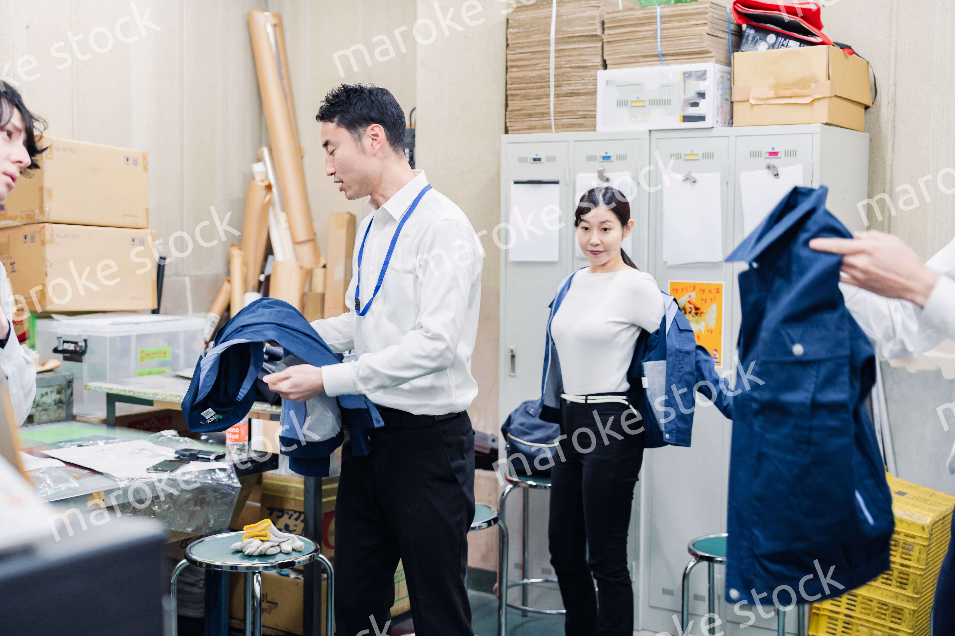 業務終了後にバックヤードで一息をつく従業員