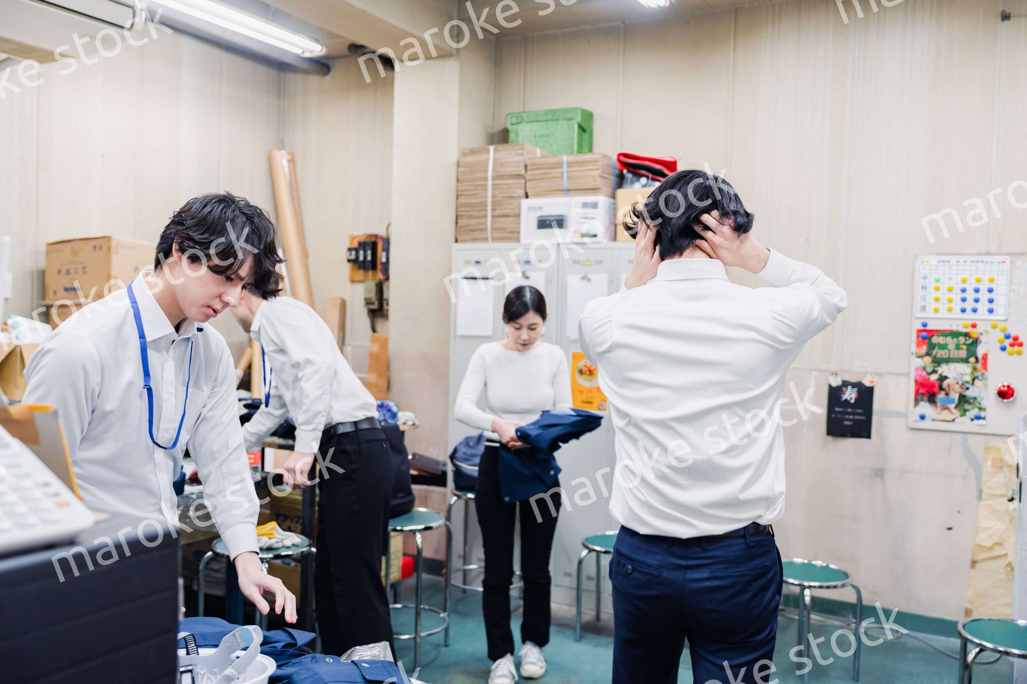 業務終了後にバックヤードで一息をつく従業員