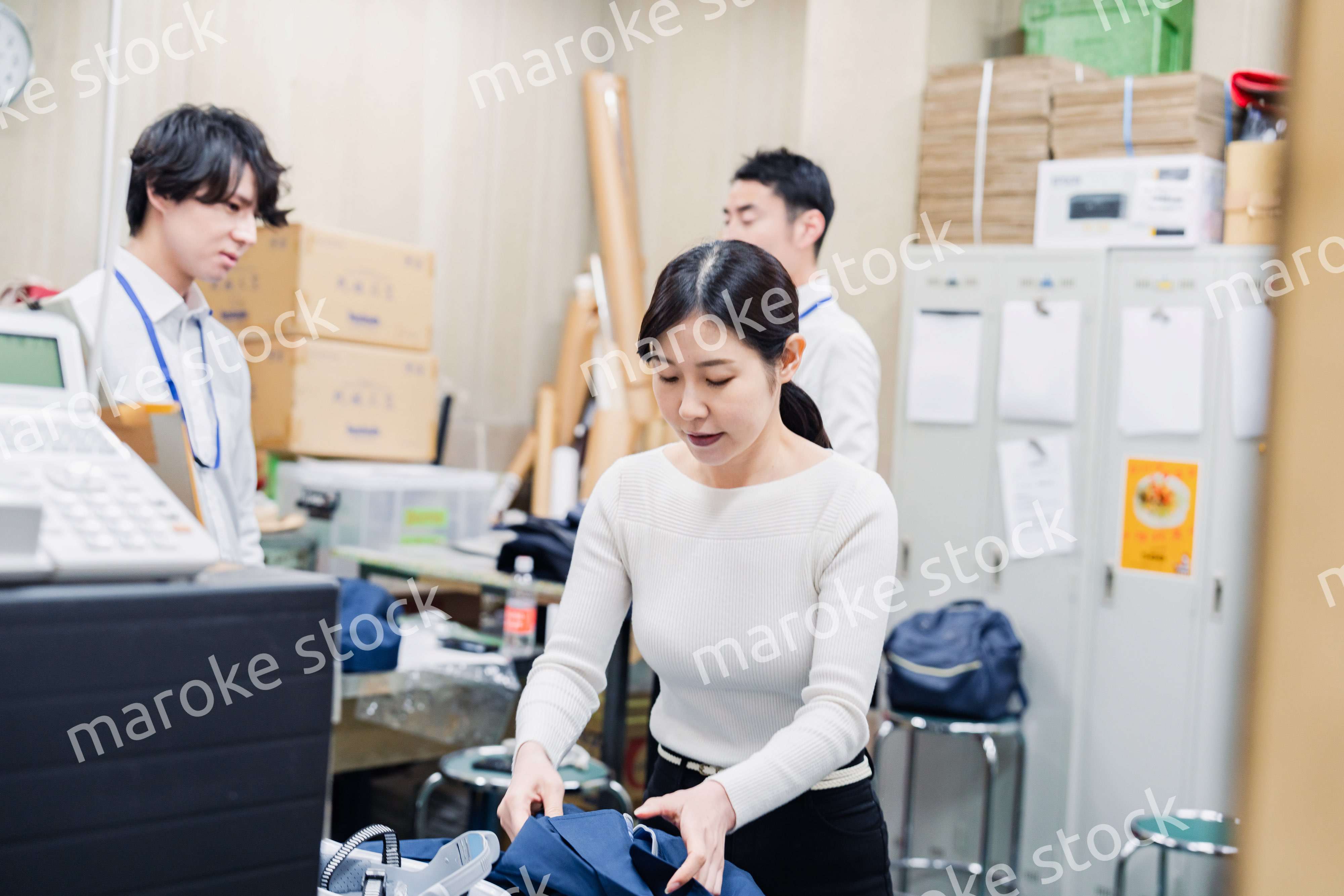 業務終了後にバックヤードで一息をつく従業員