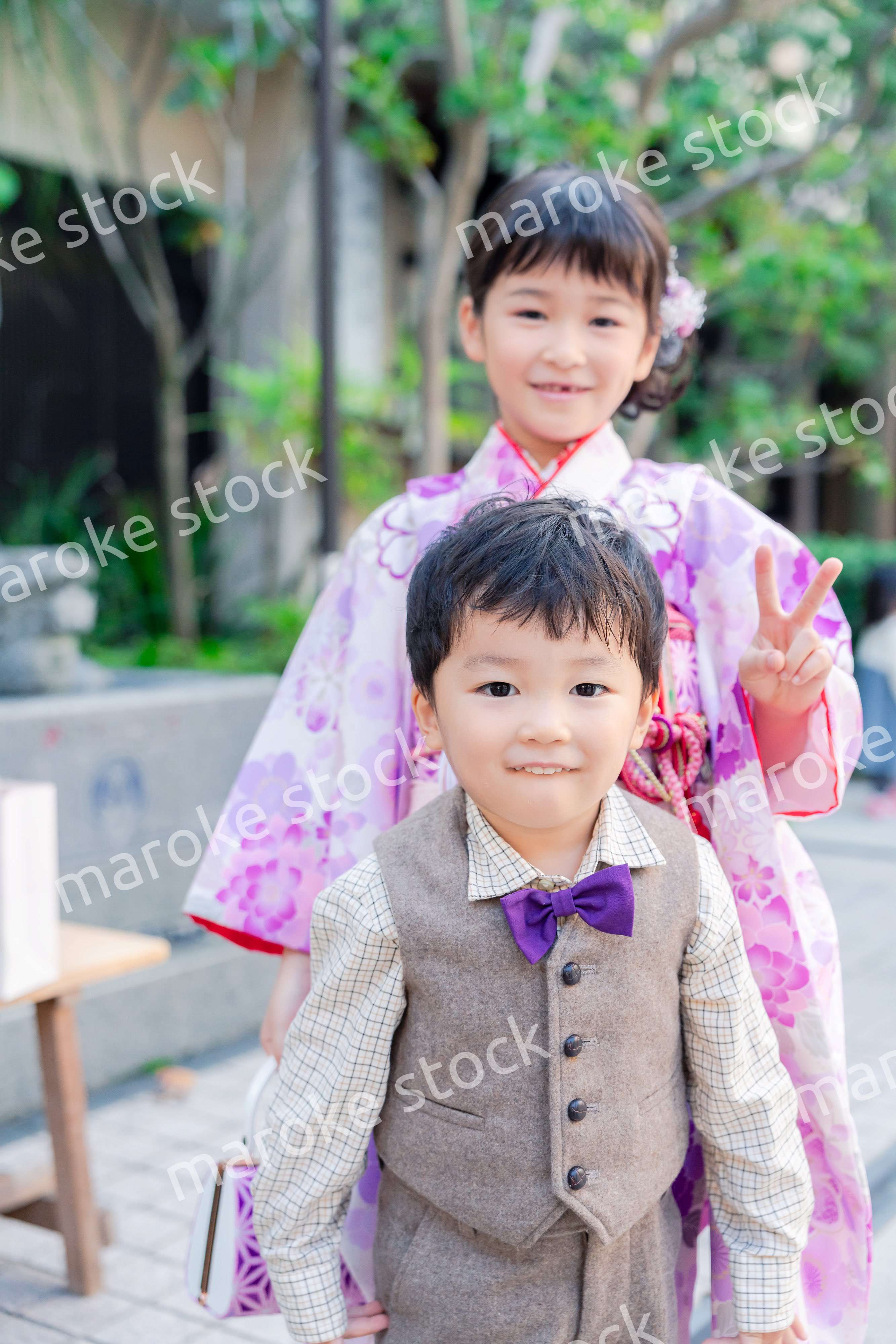 弟と一緒に七五三の参拝をする5歳のお姉さん