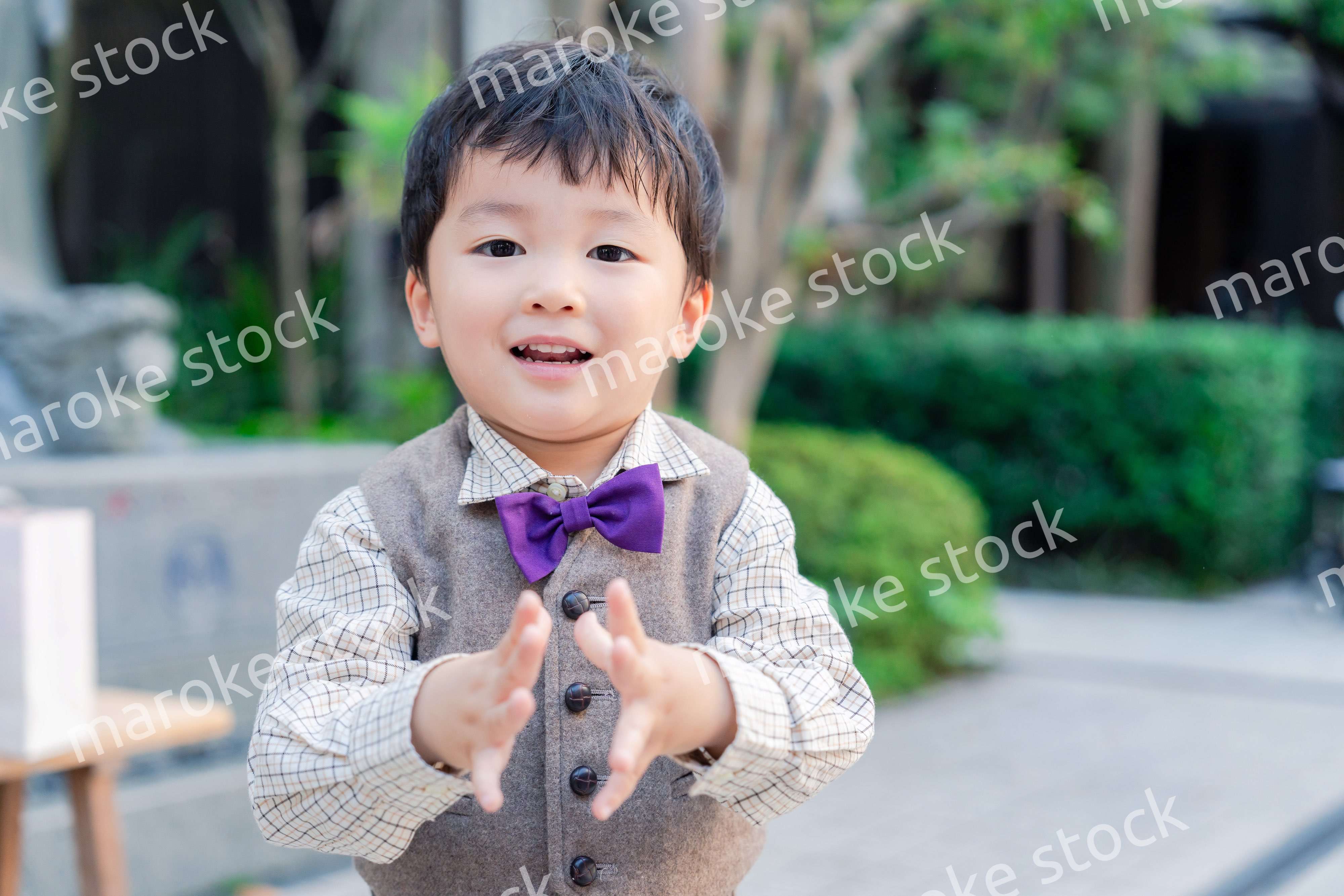 おしゃれな服を着た小さな男の子