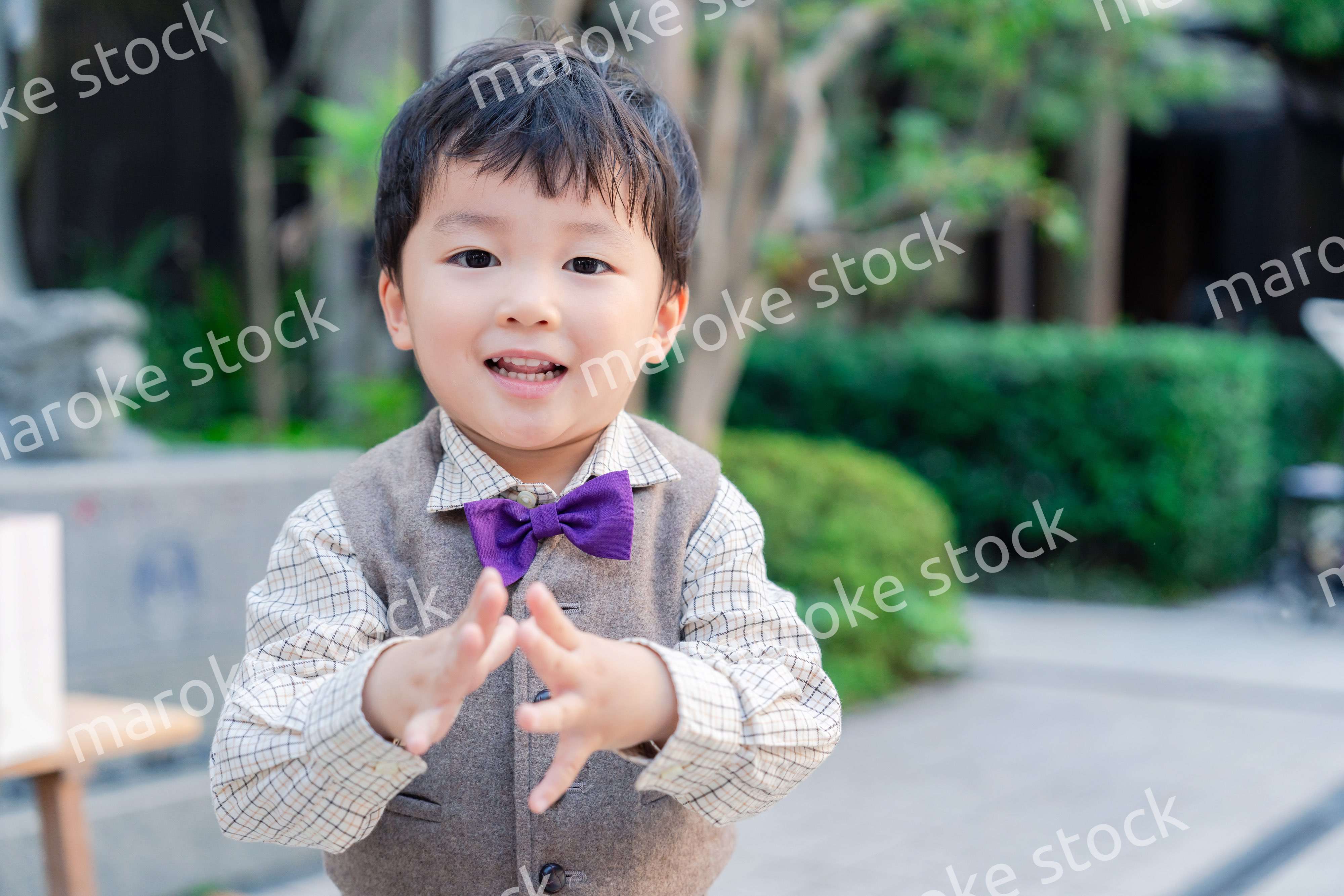 おしゃれな服を着た小さな男の子