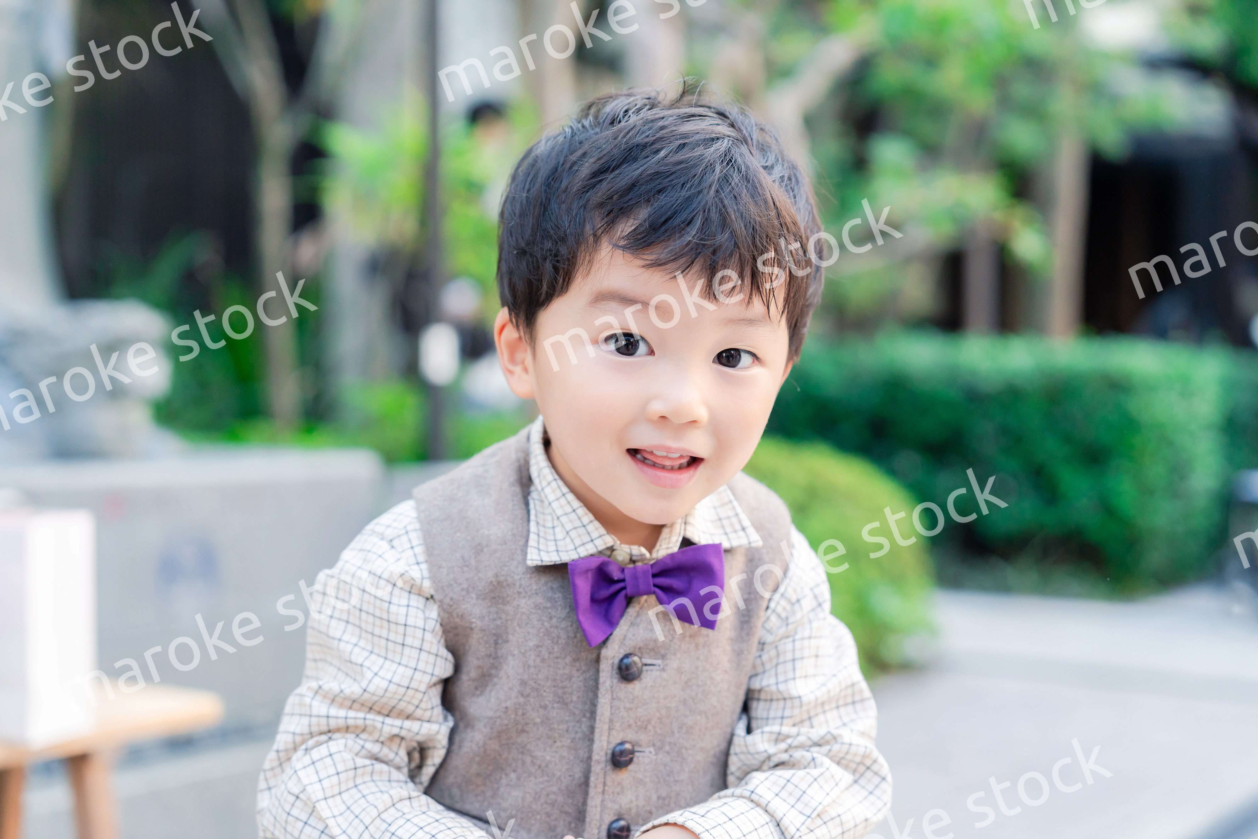 おしゃれな服を着た小さな男の子