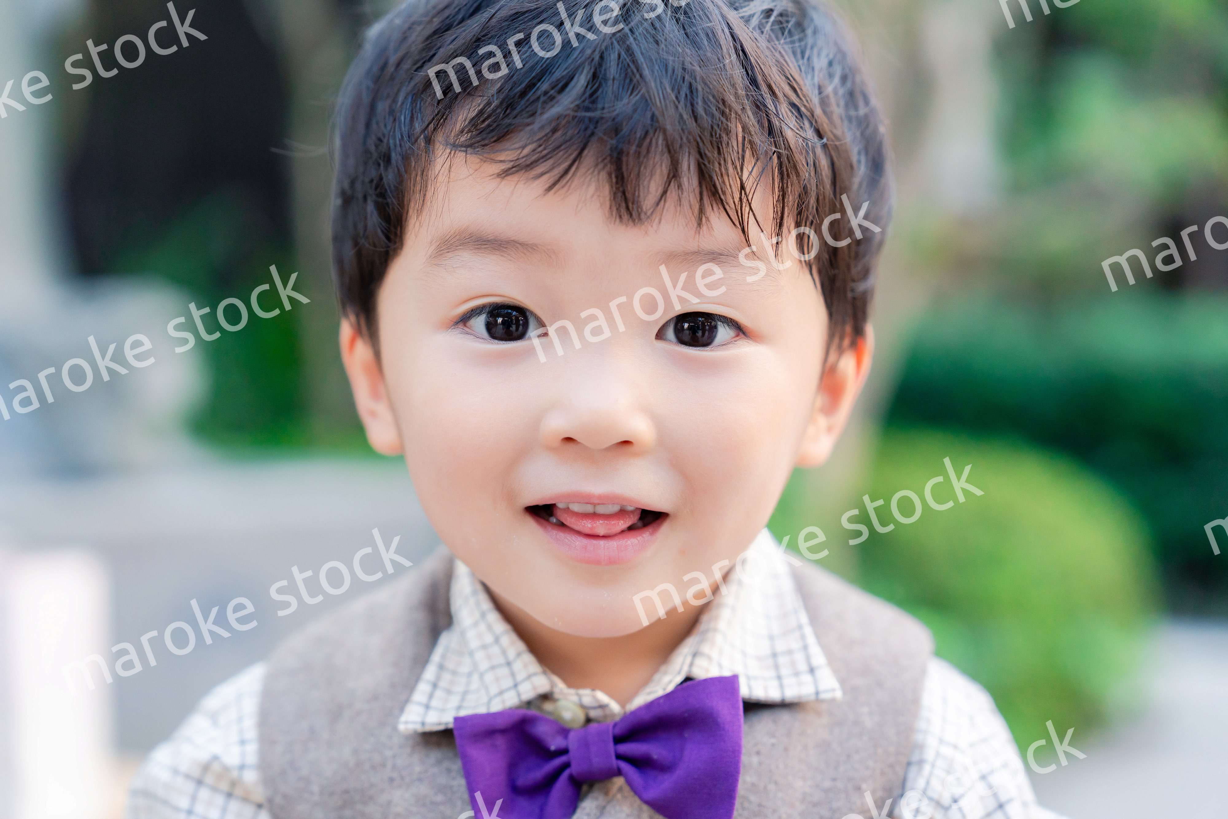 おしゃれな服を着た小さな男の子