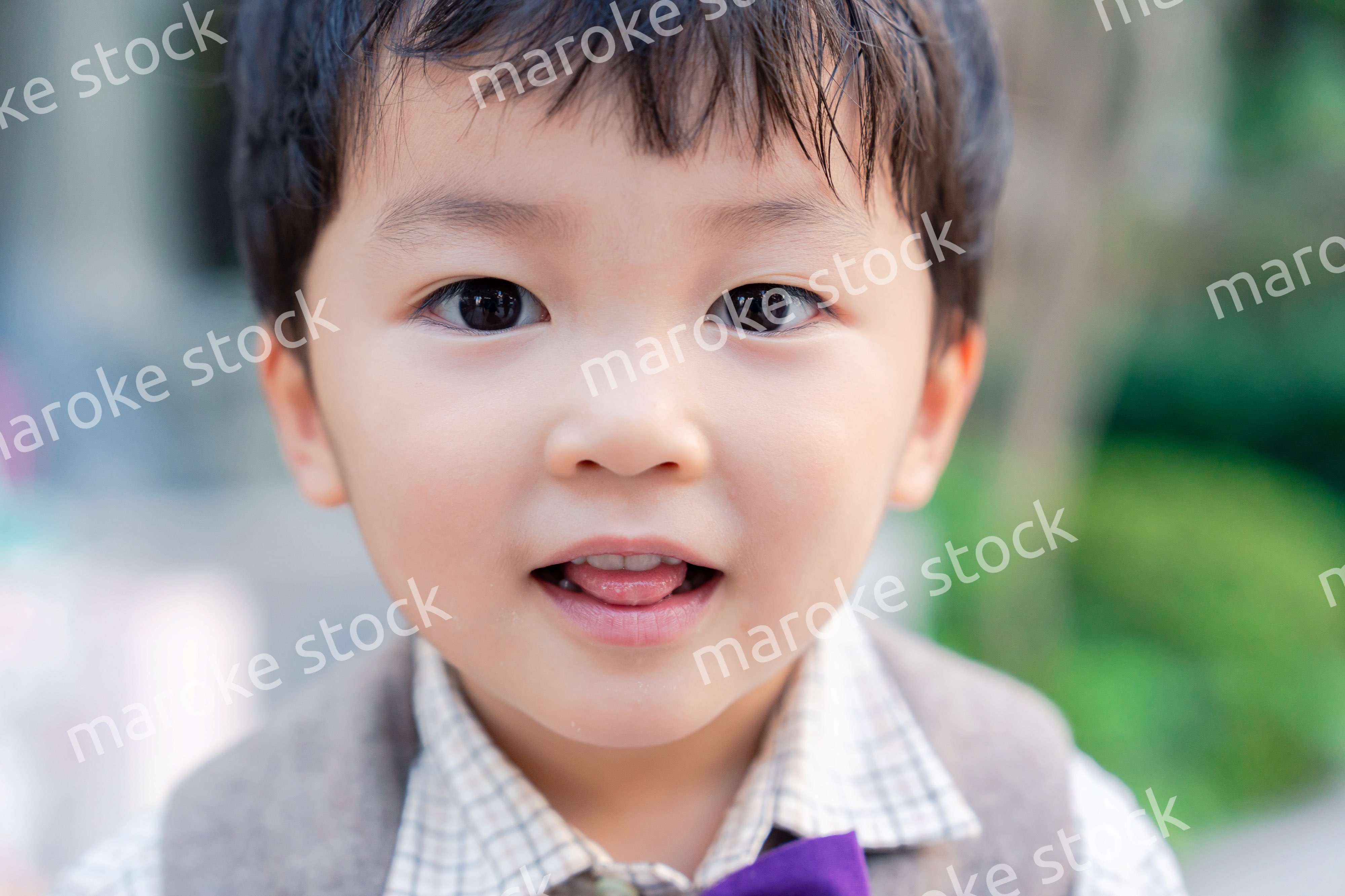 おしゃれな服を着た小さな男の子