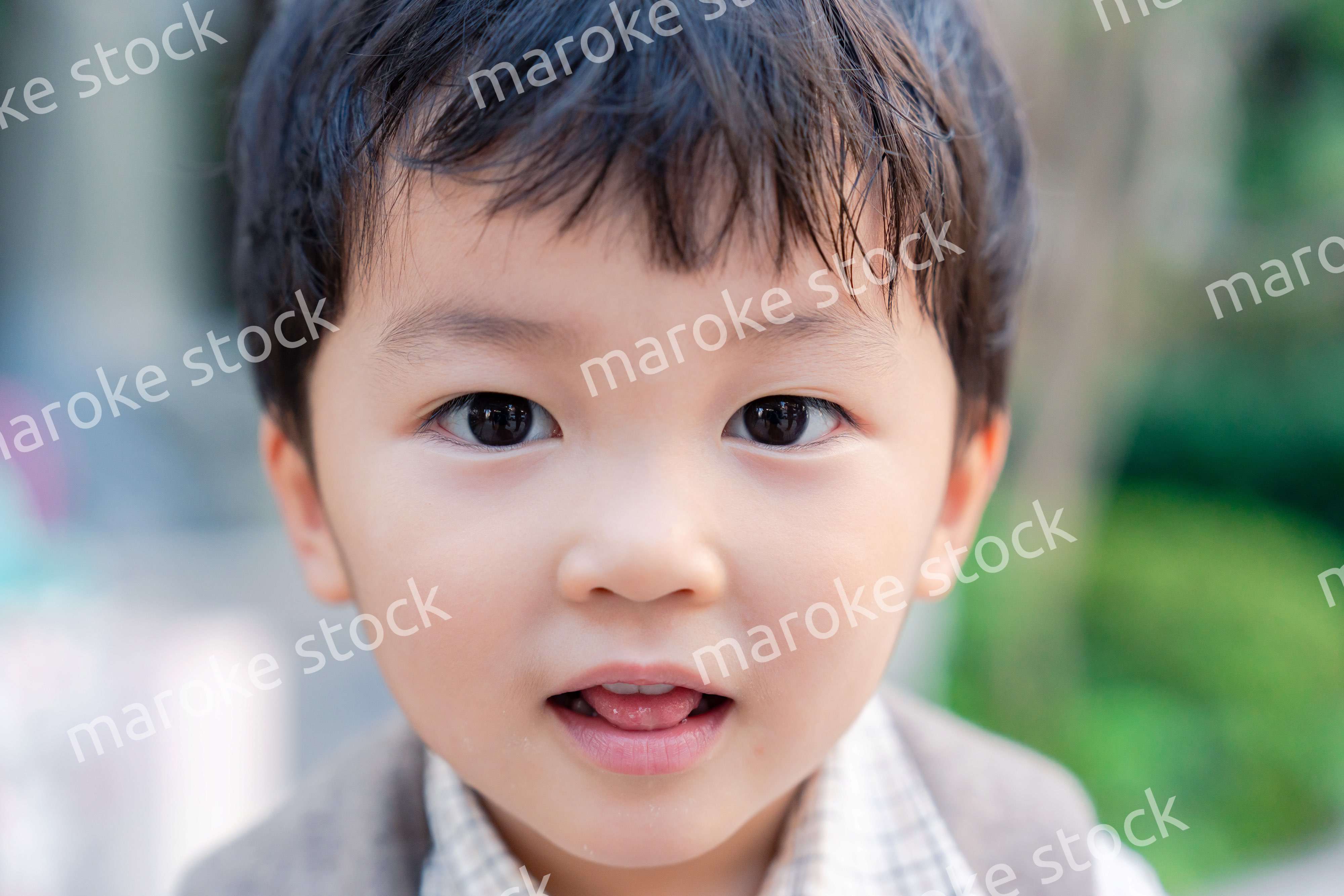 おしゃれな服を着た小さな男の子