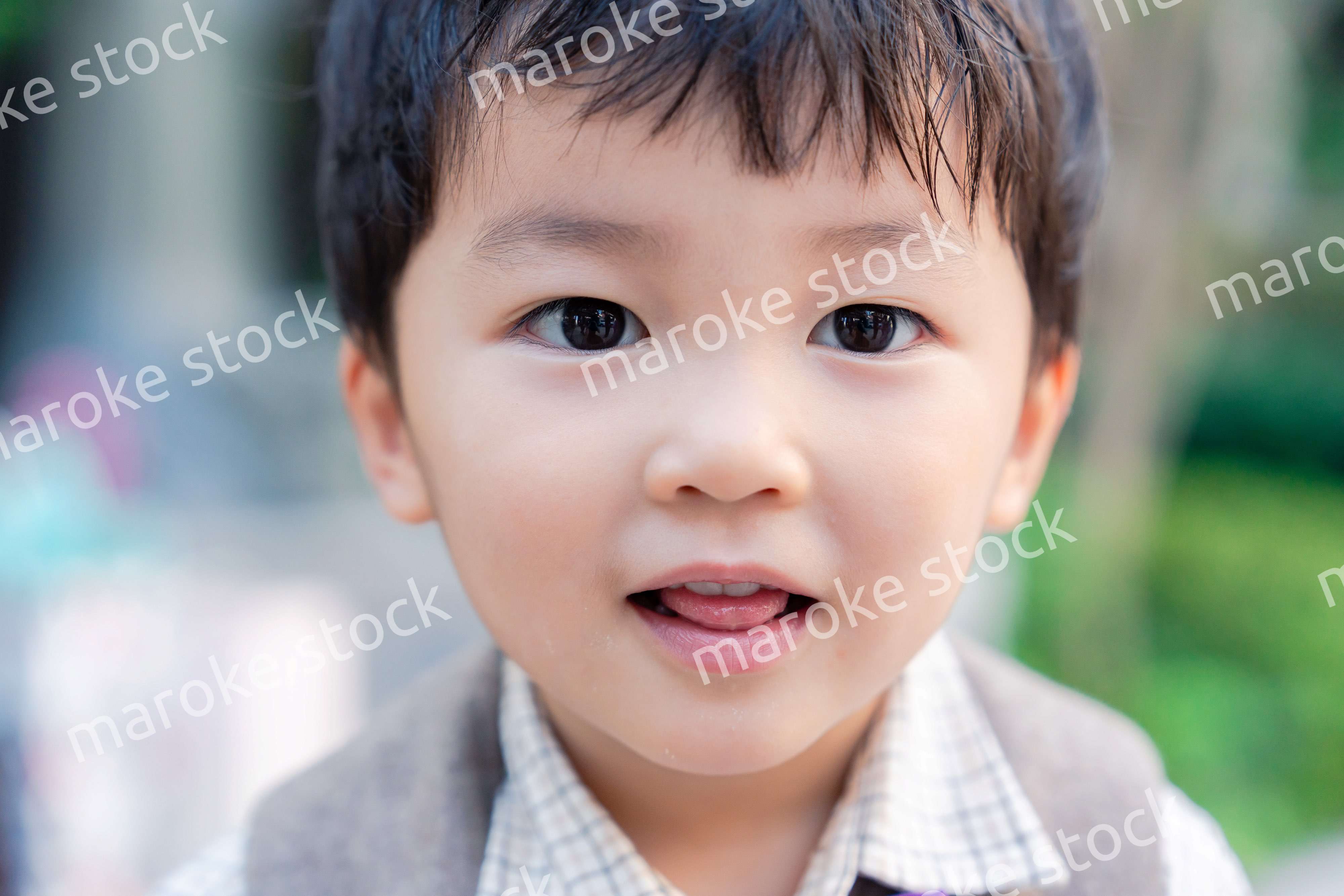 おしゃれな服を着た小さな男の子