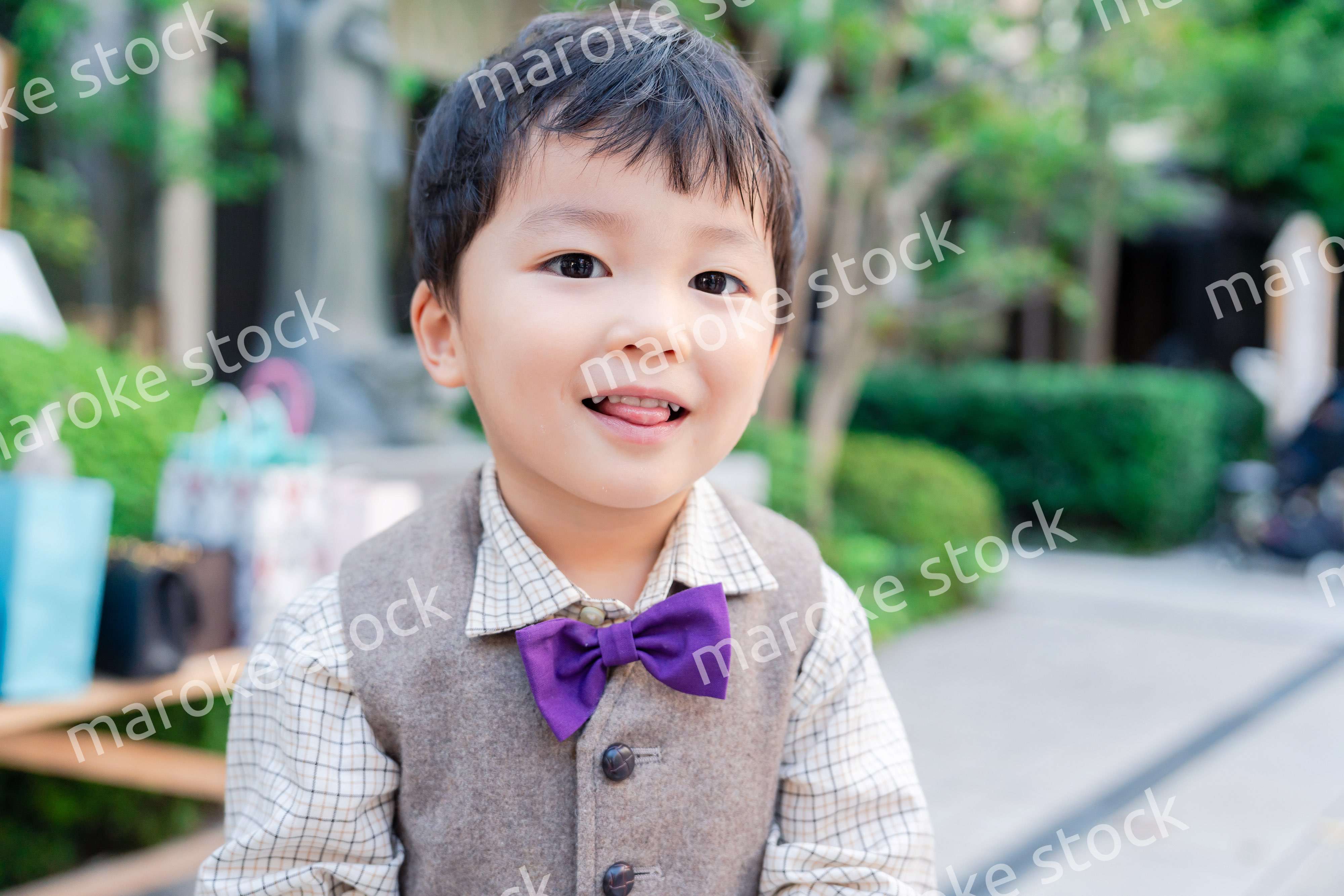 おしゃれな服を着た小さな男の子