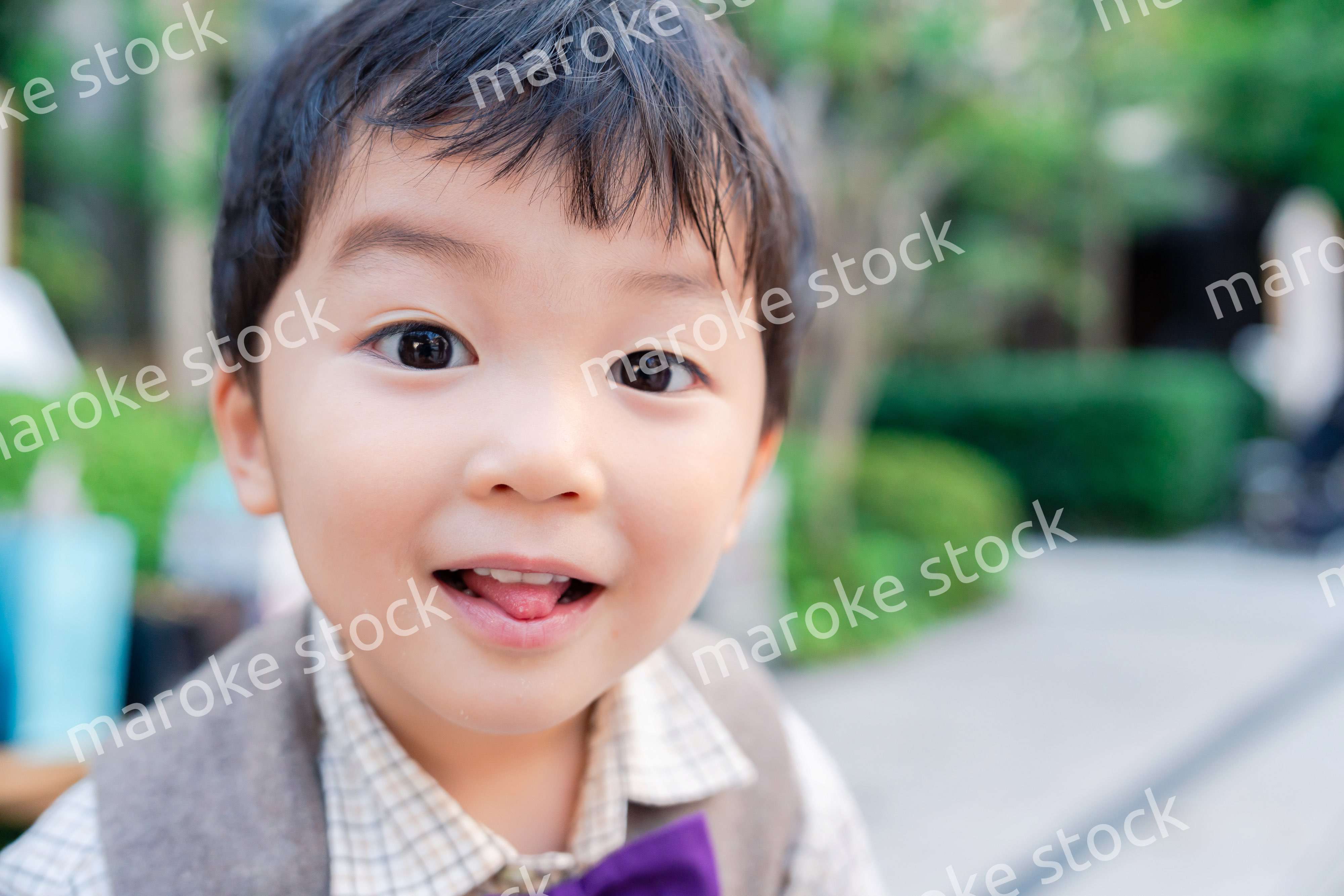 おしゃれな服を着た小さな男の子