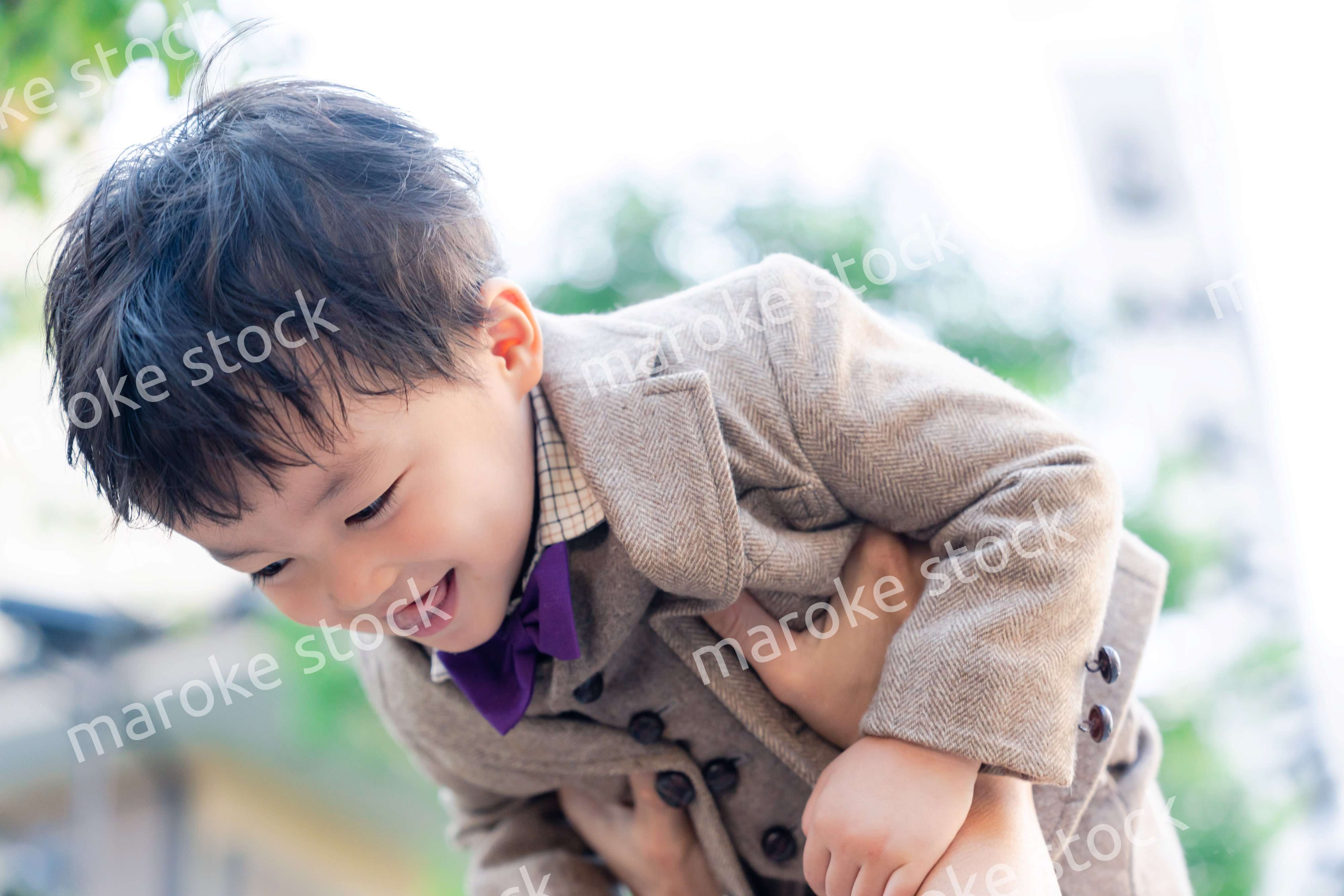 おしゃれな服を着た小さな男の子