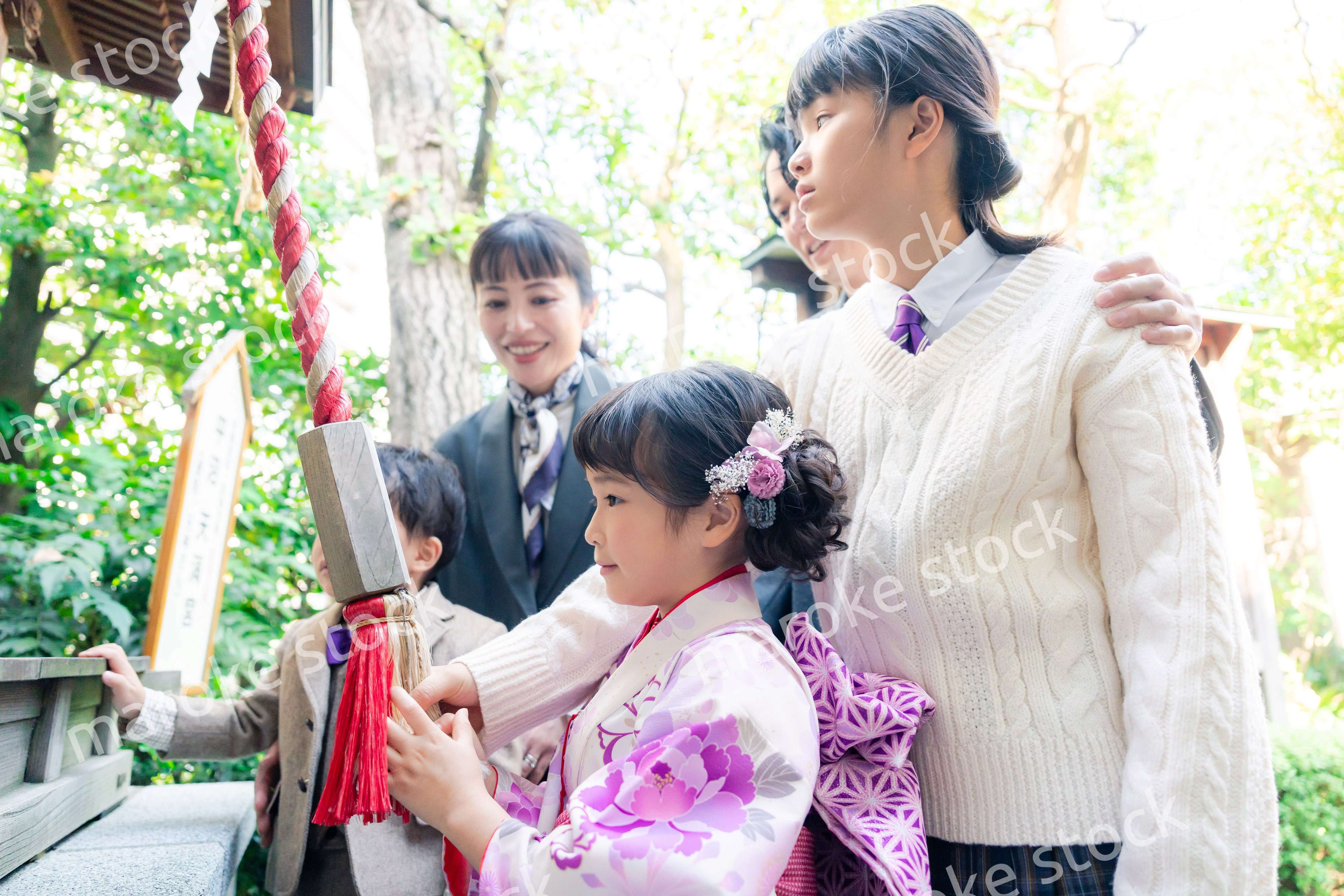 七五三で神社に参拝をするファミリー