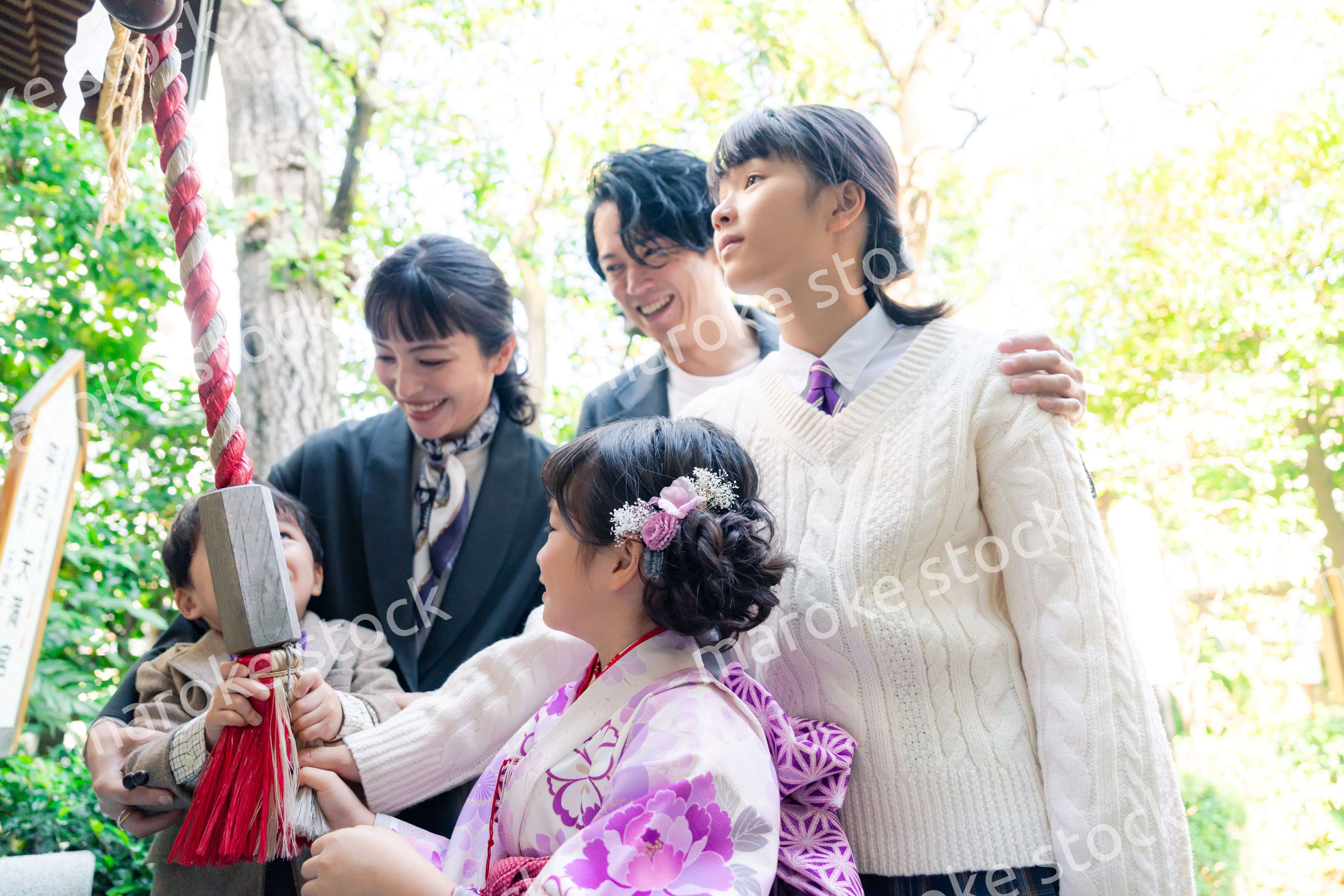 七五三で神社に参拝をするファミリー
