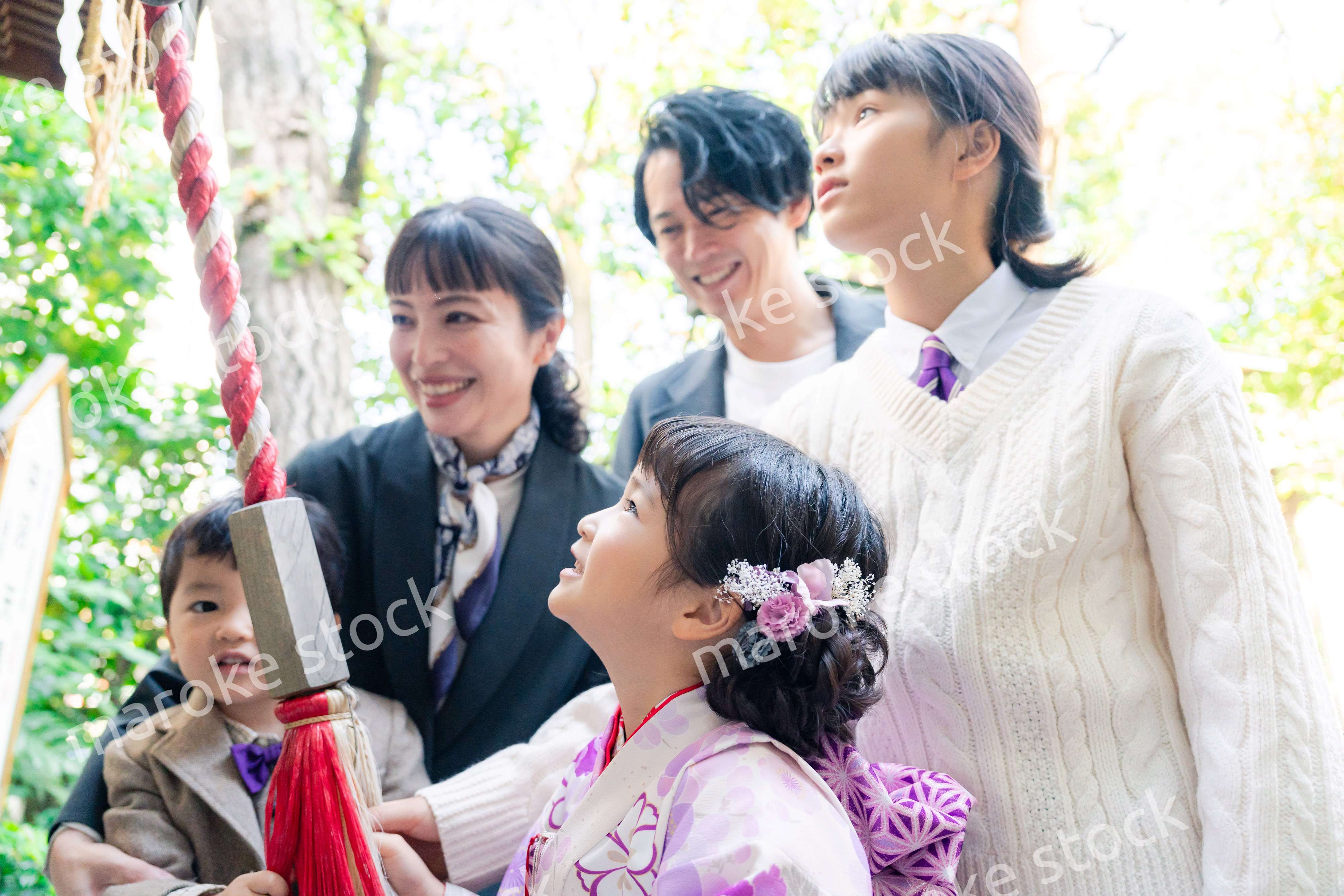 七五三で神社に参拝をするファミリー