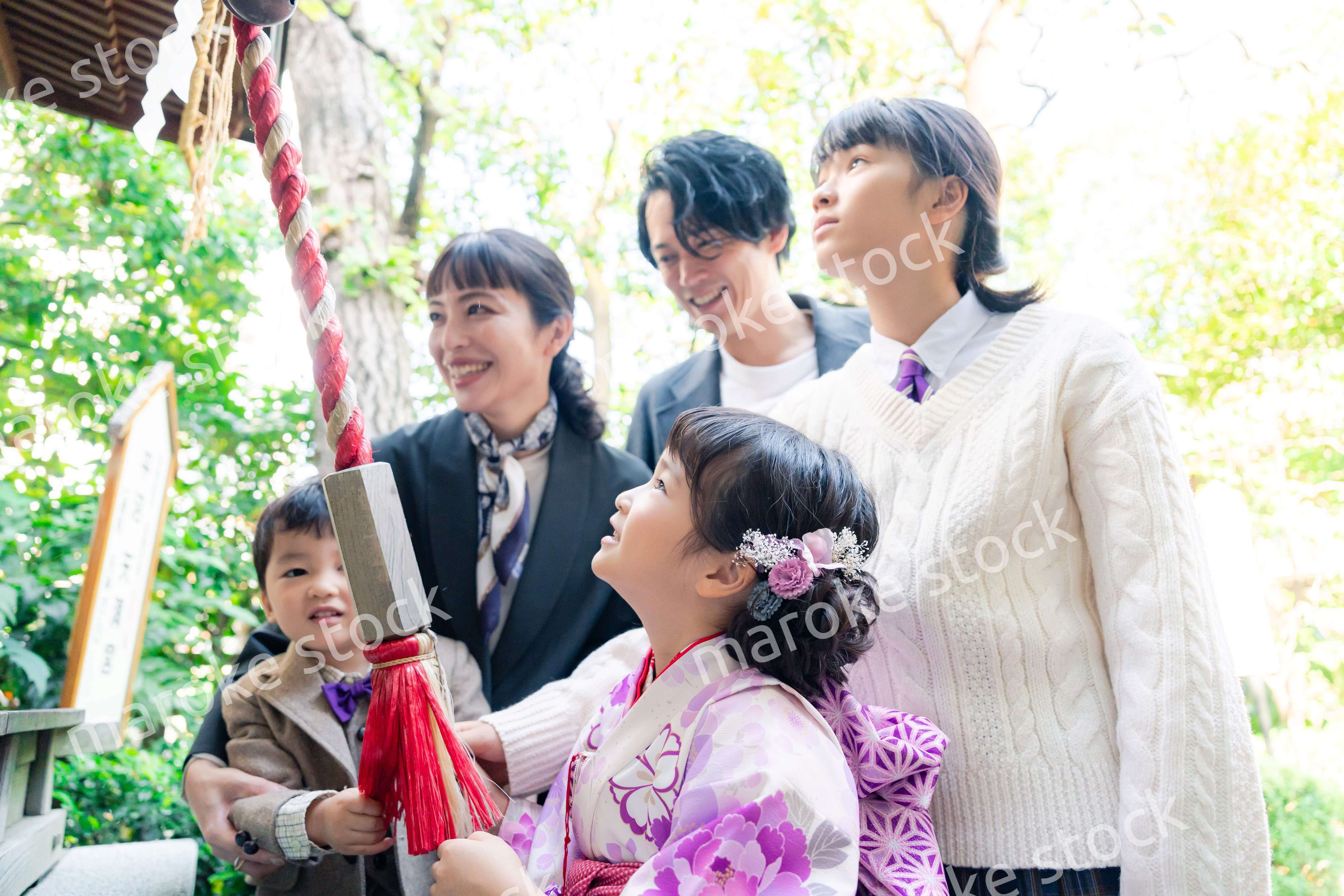 七五三で神社に参拝をするファミリー