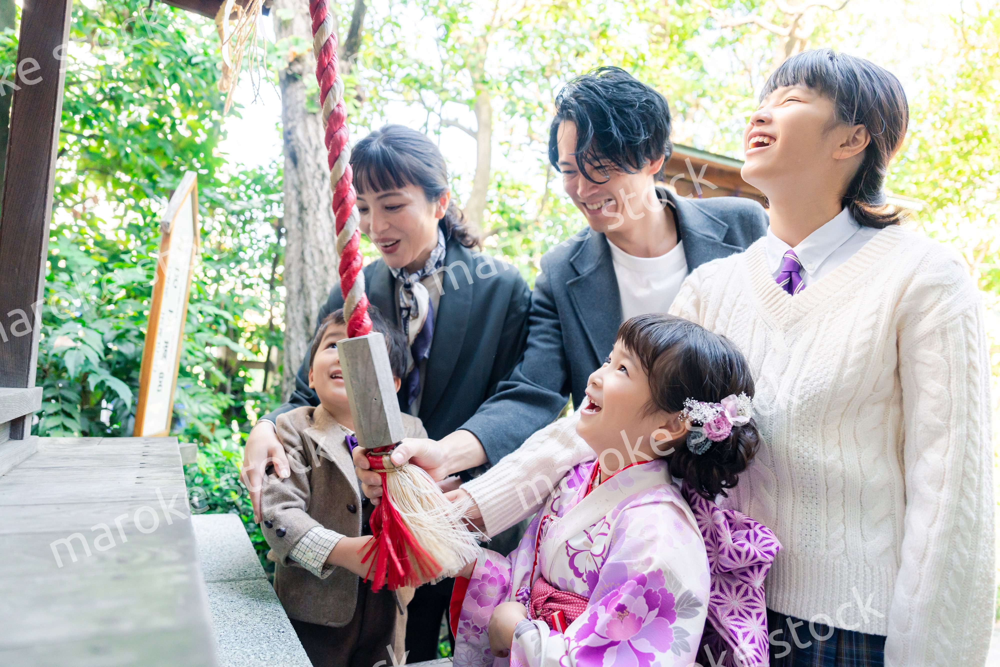 七五三で神社に参拝をするファミリー