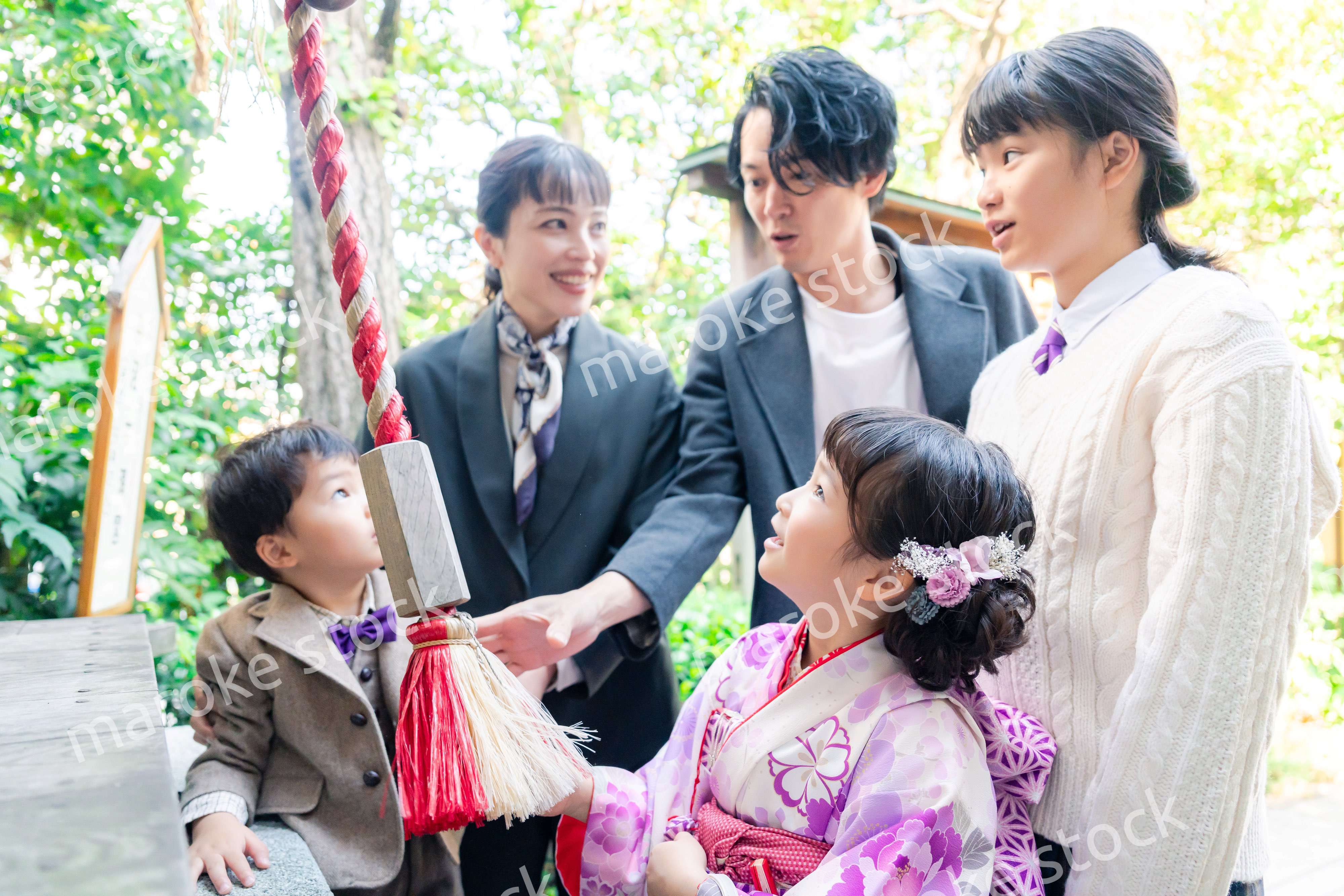 七五三で神社に参拝をするファミリー