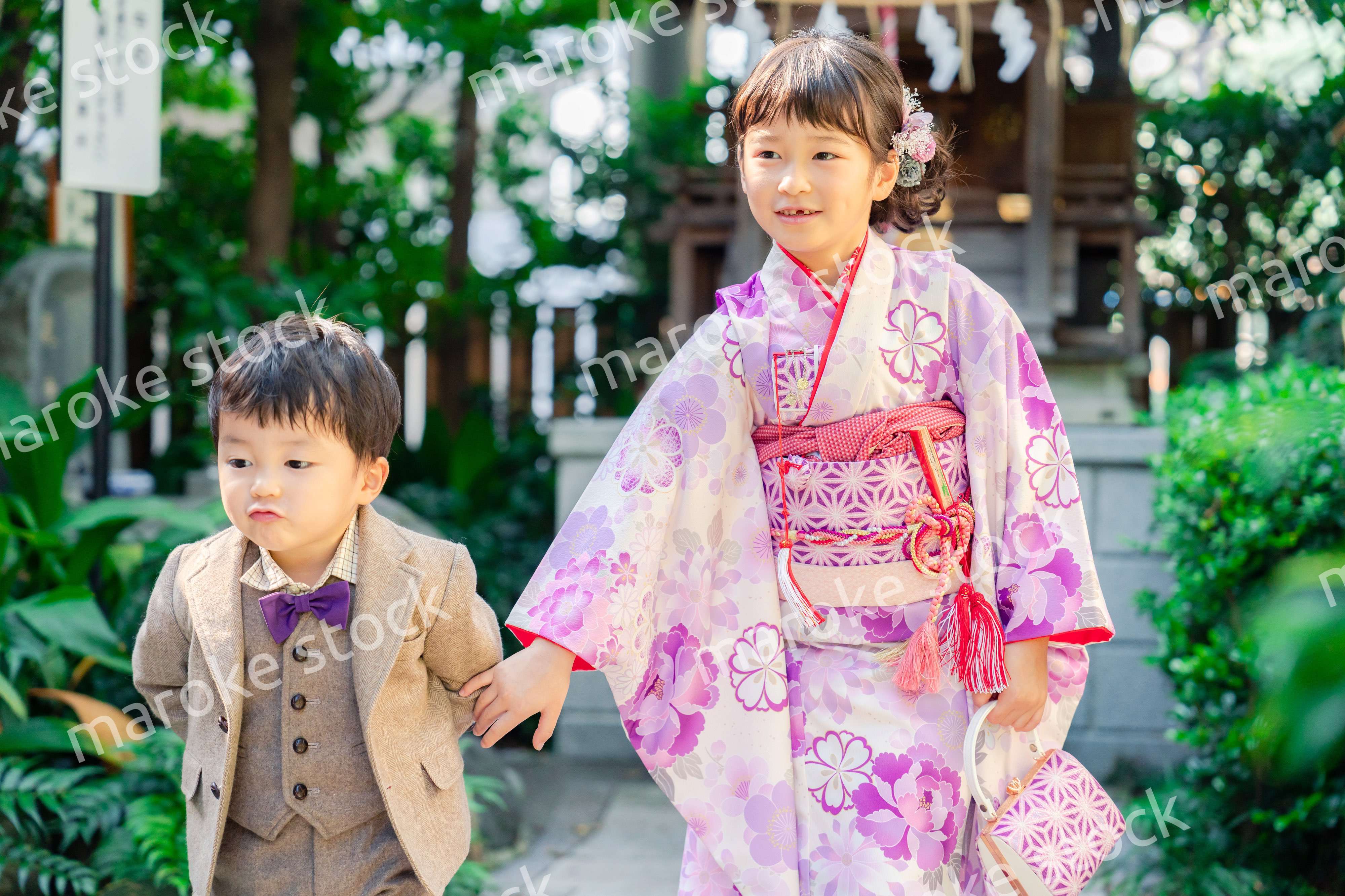 弟と一緒に七五三の参拝をする5歳のお姉さん