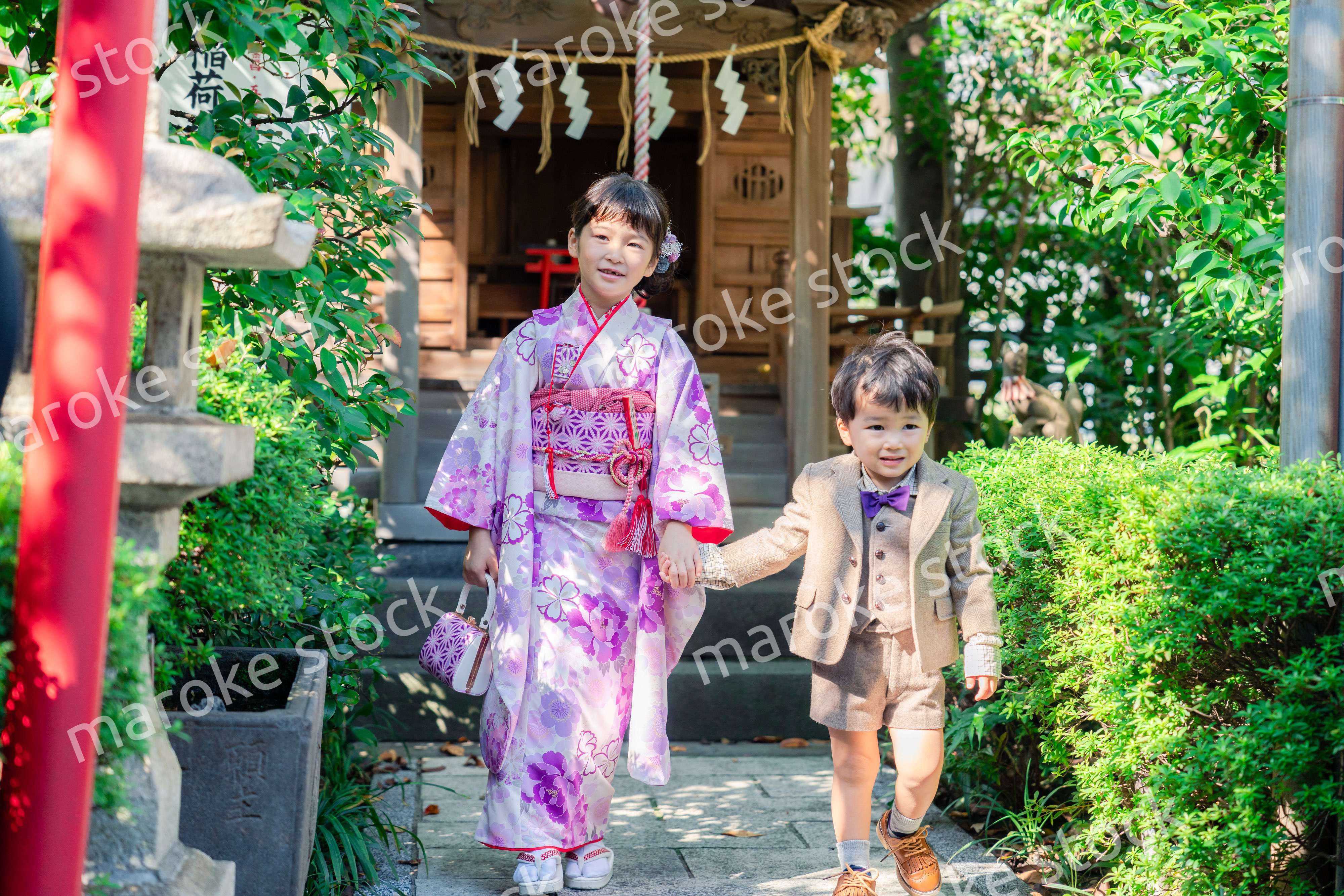 弟と一緒に七五三の参拝をする5歳のお姉さん
