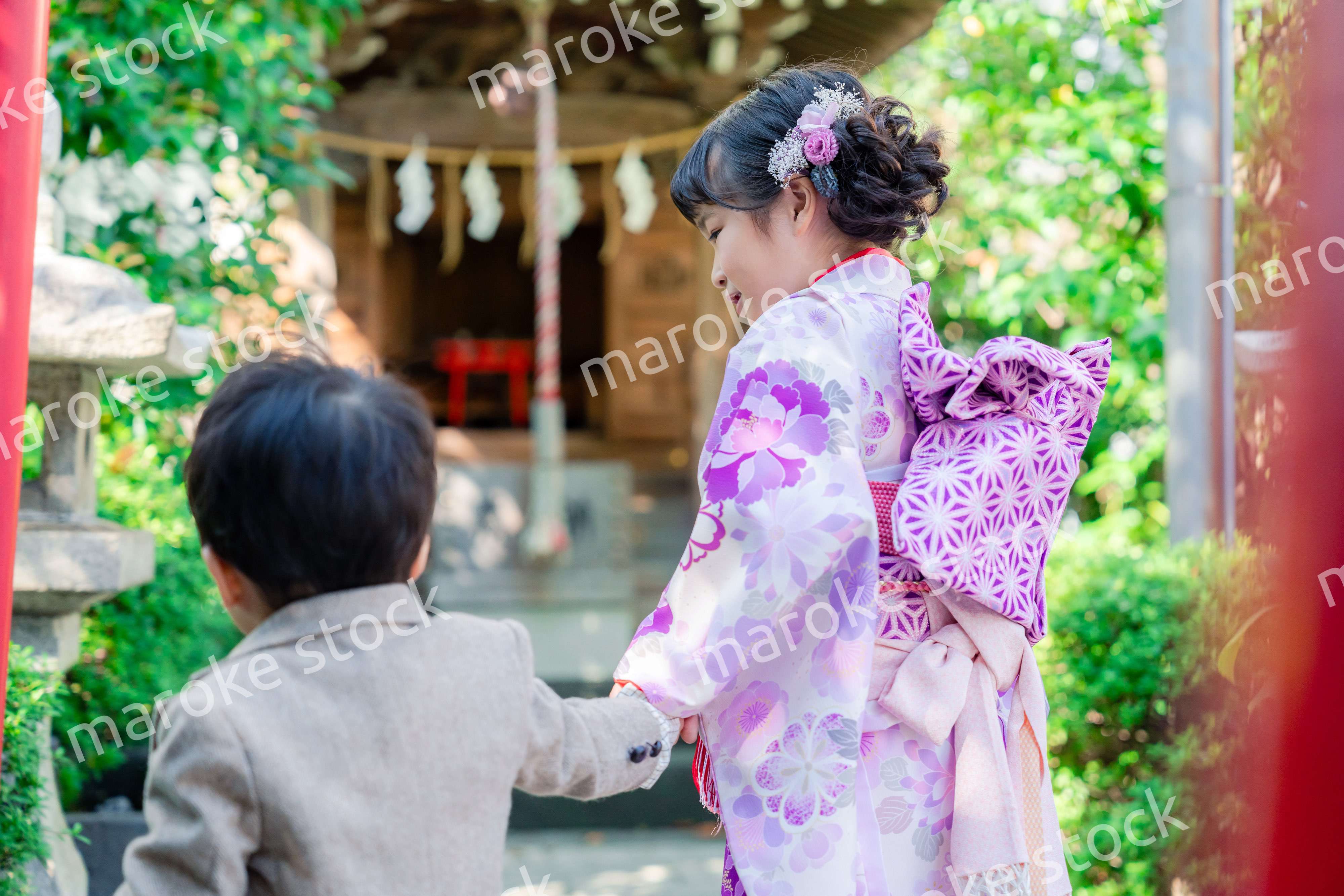 弟と一緒に七五三の参拝をする5歳のお姉さん