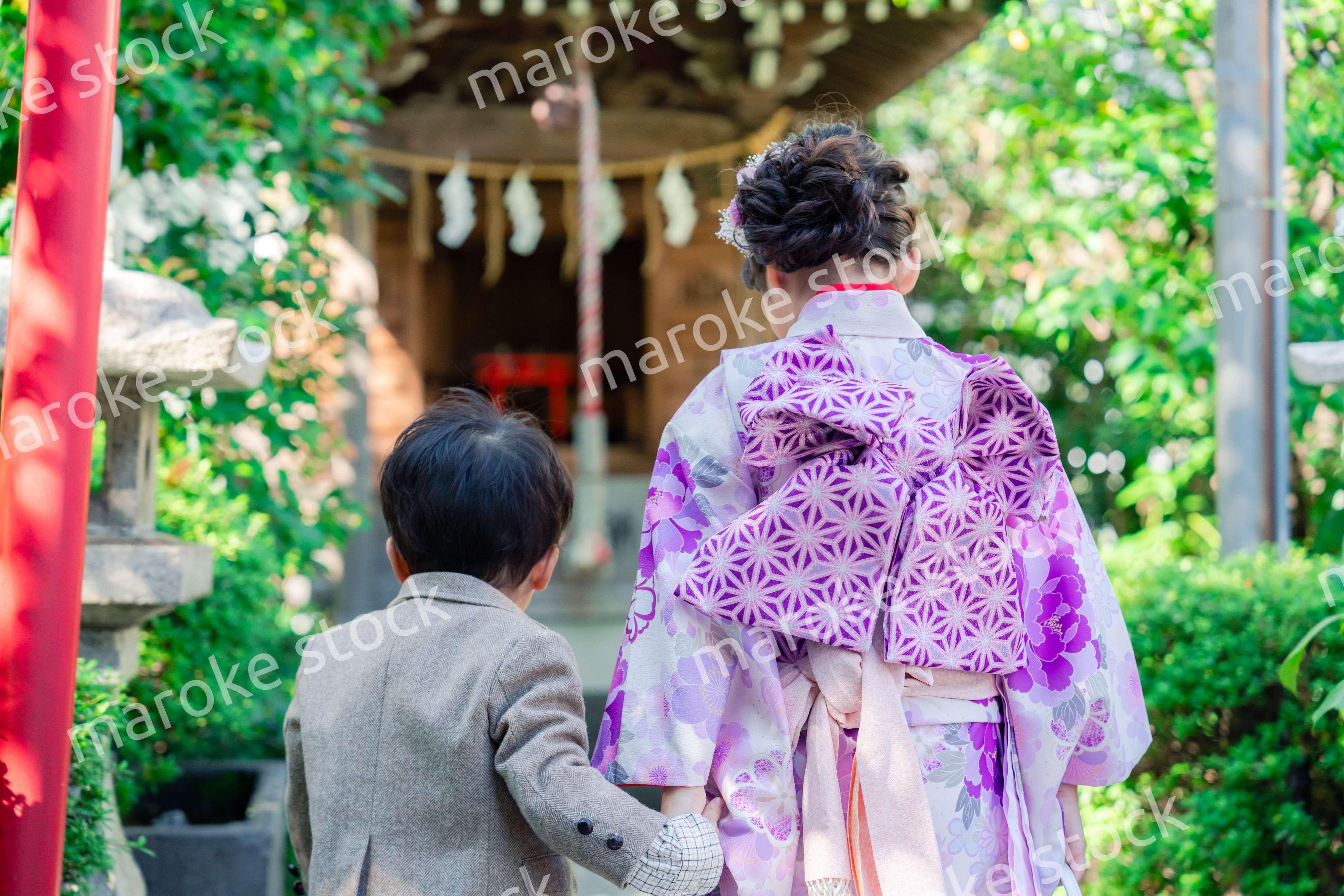 弟と一緒に七五三の参拝をする5歳のお姉さん