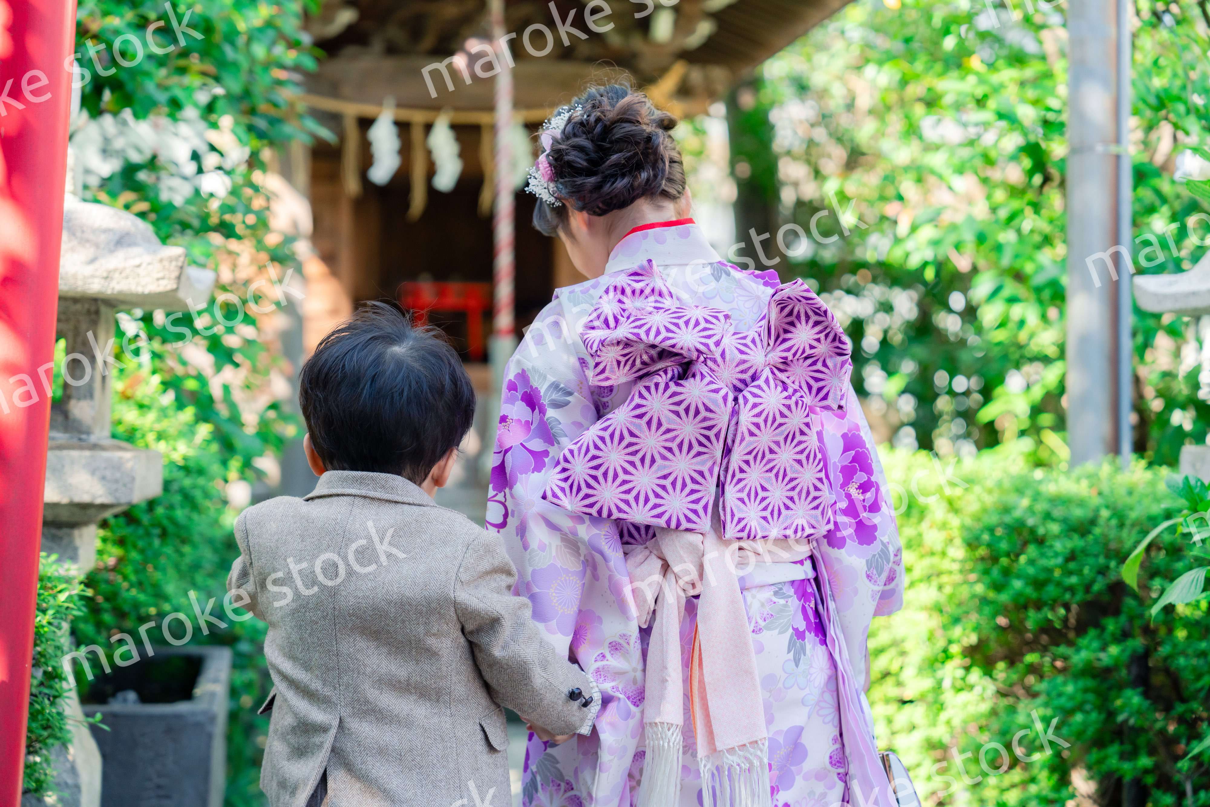 弟と一緒に七五三の参拝をする5歳のお姉さん