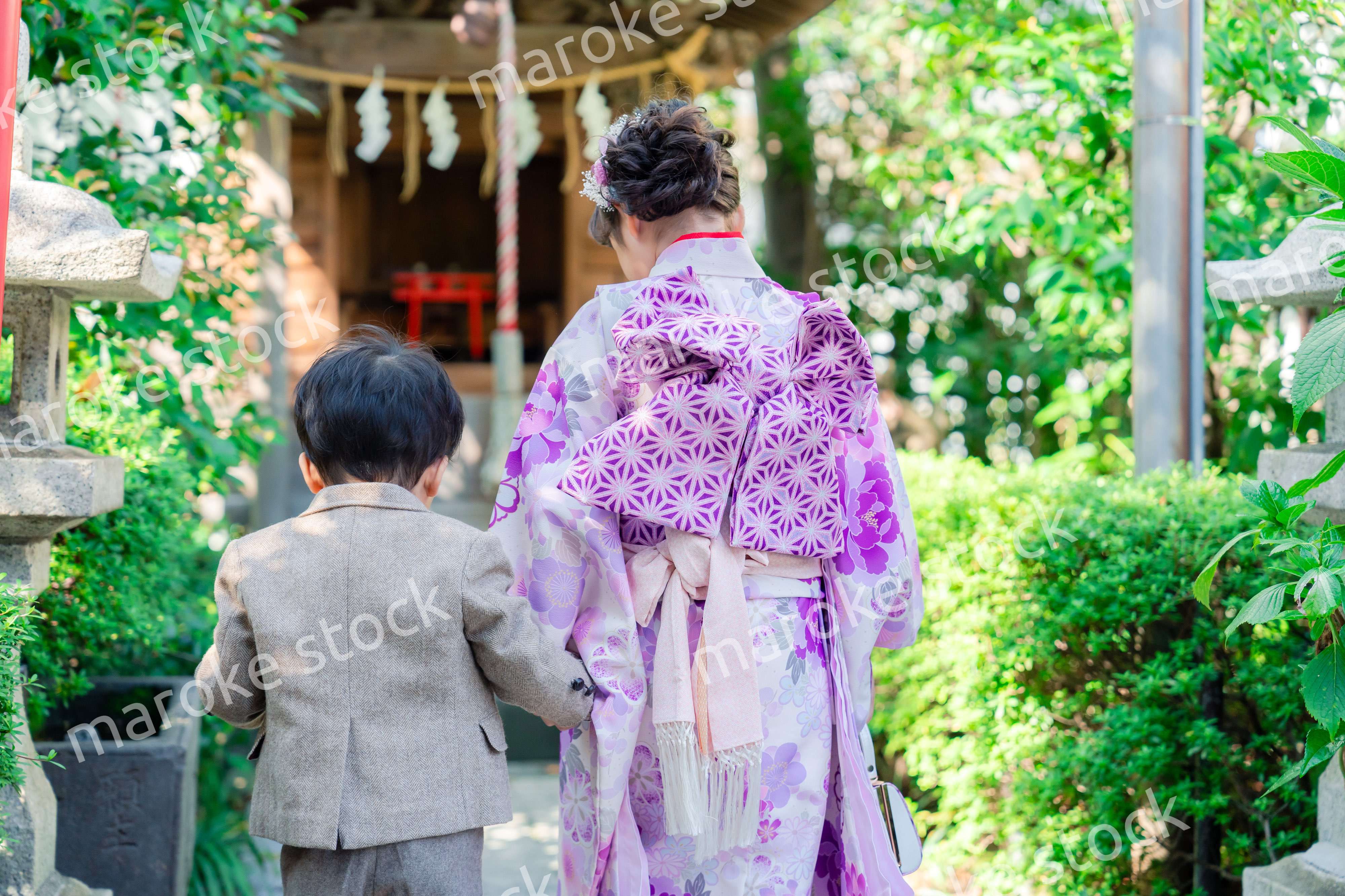 弟と一緒に七五三の参拝をする5歳のお姉さん