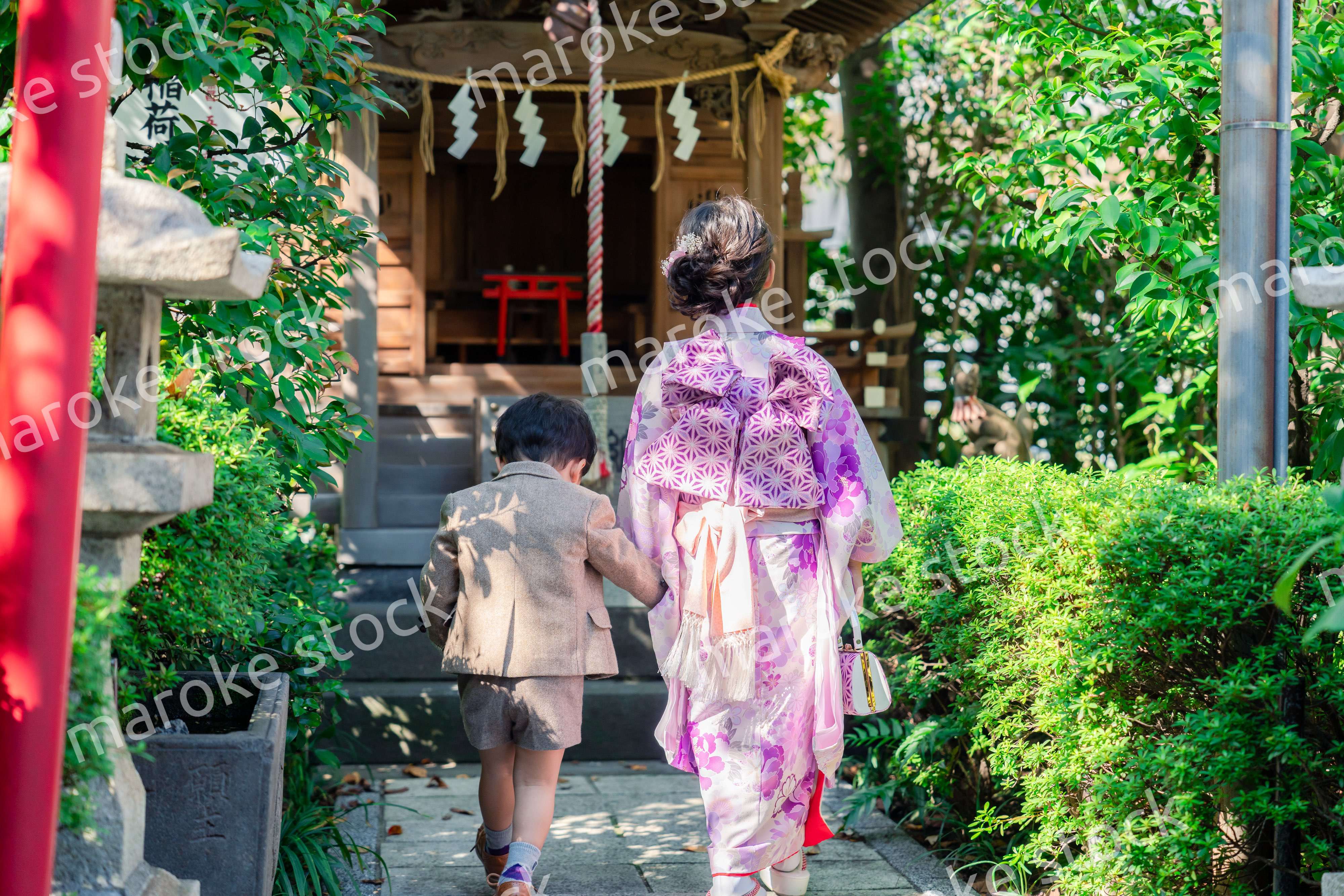 弟と一緒に七五三の参拝をする5歳のお姉さん