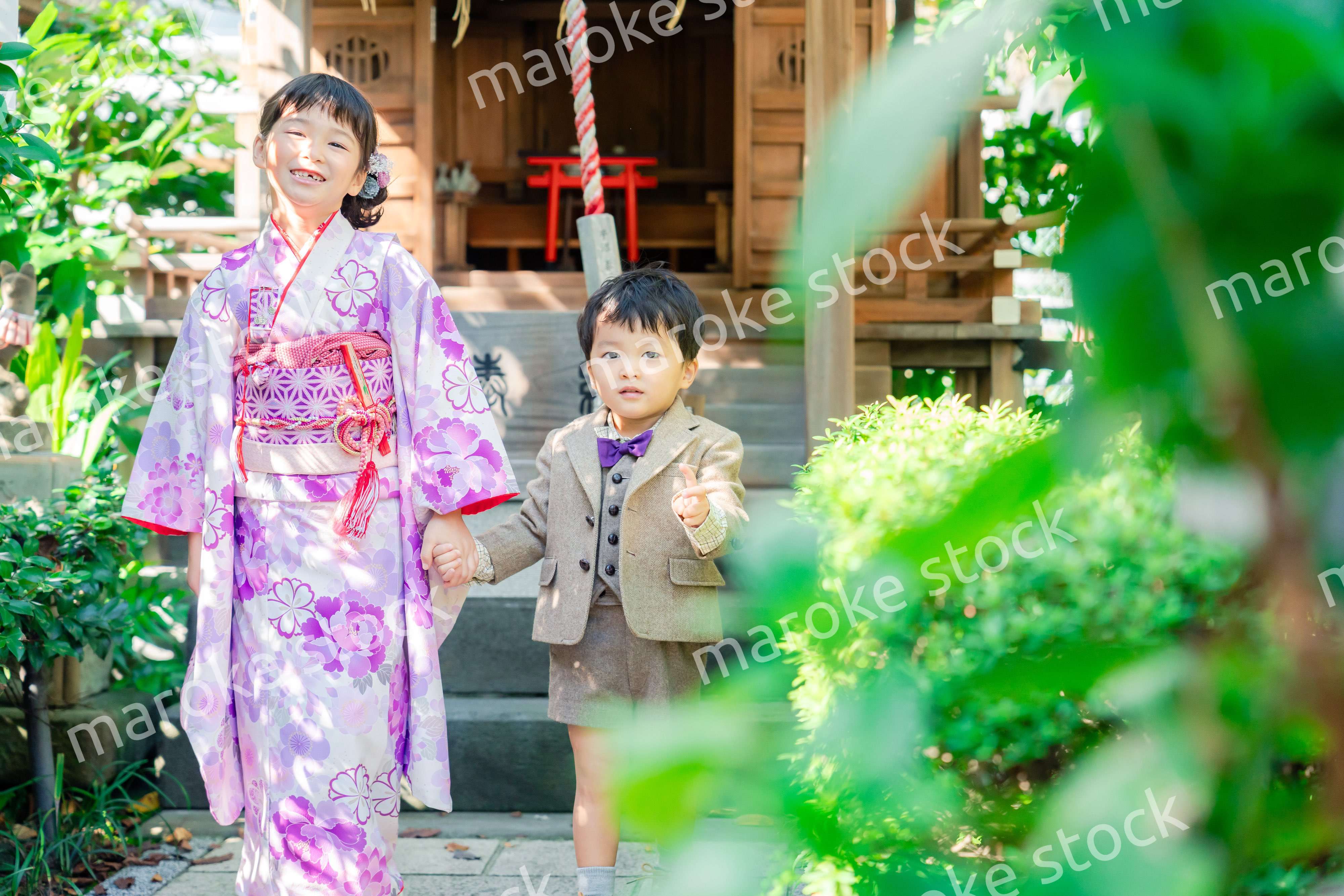 弟と一緒に七五三の参拝をする5歳のお姉さん