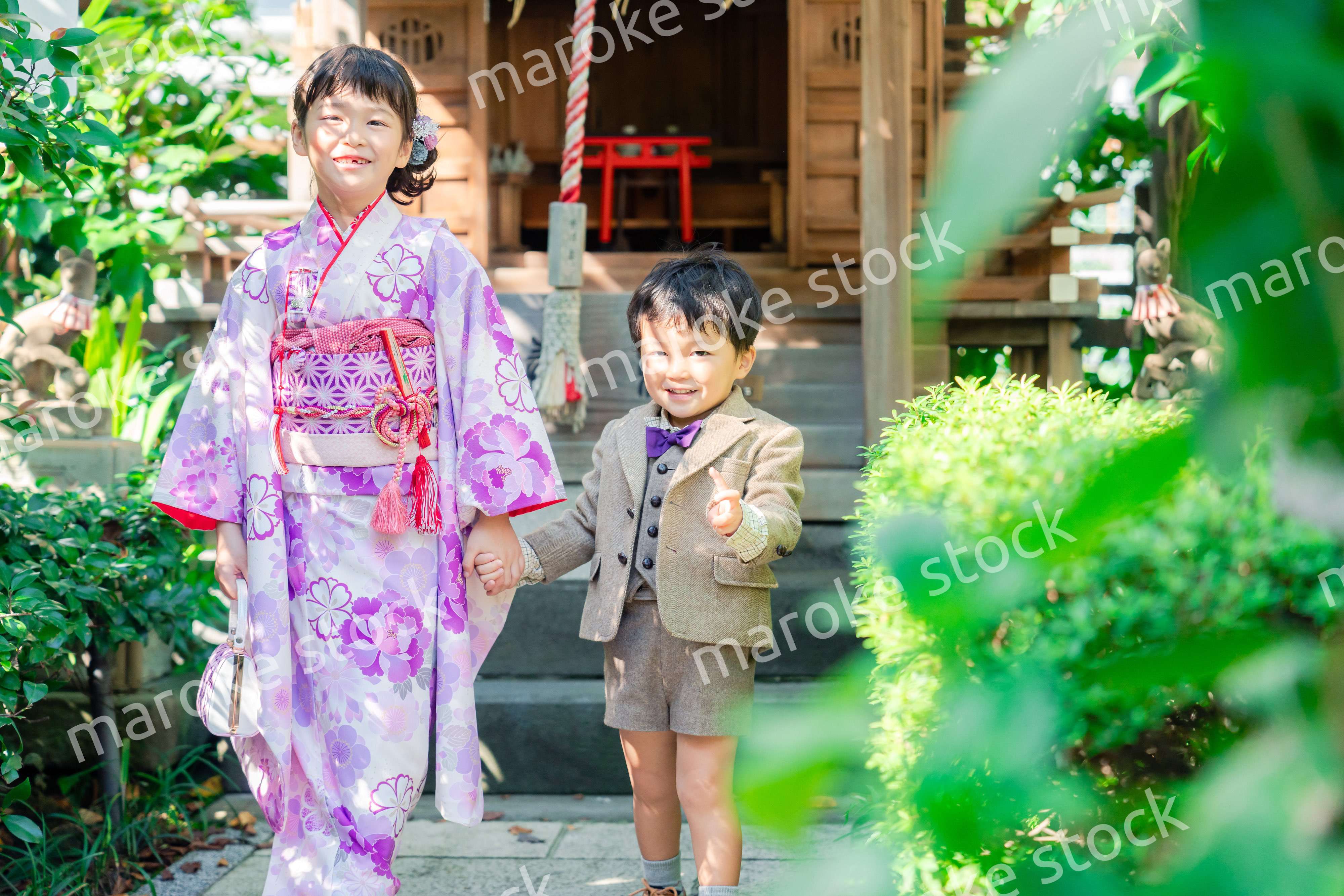 弟と一緒に七五三の参拝をする5歳のお姉さん