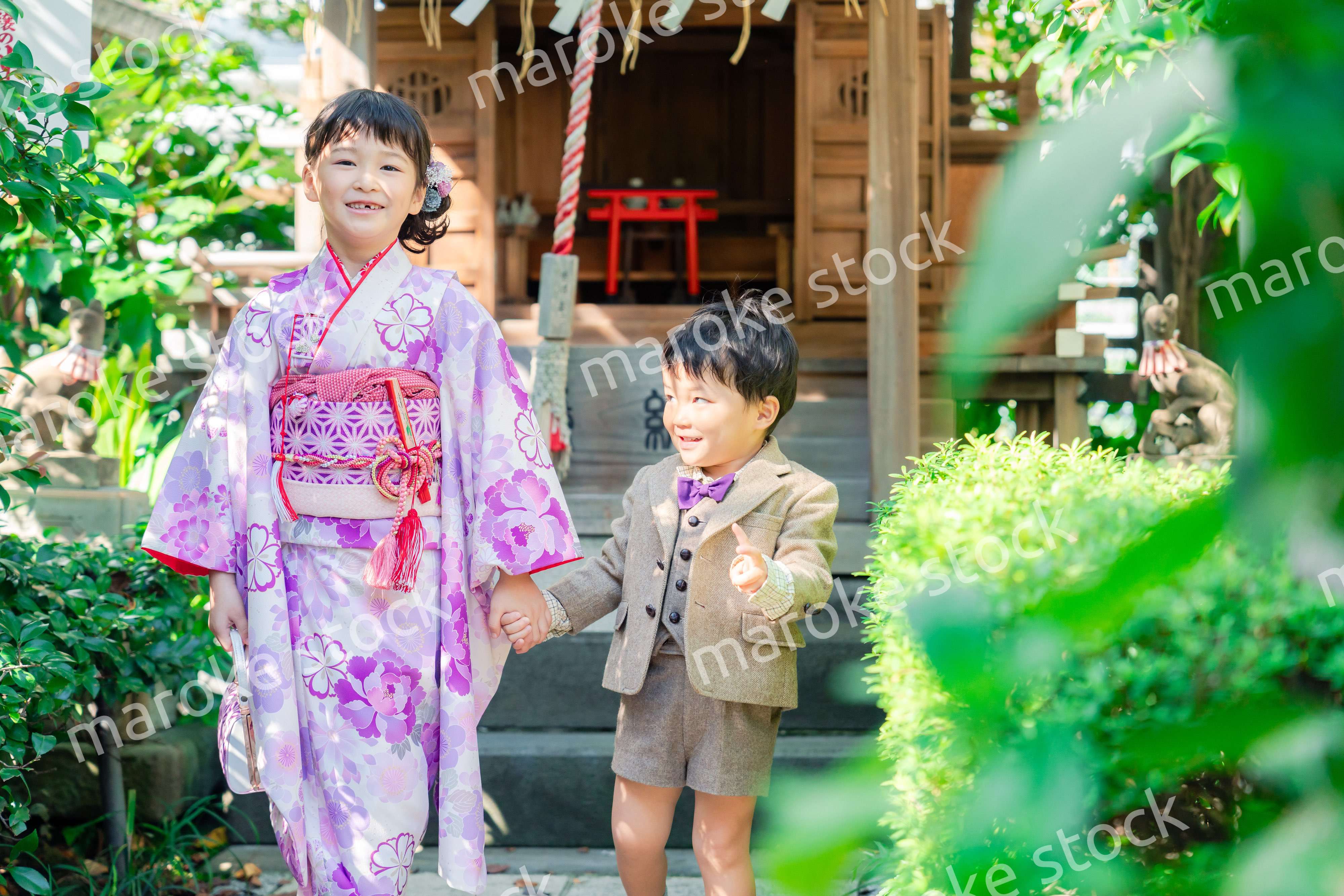 弟と一緒に七五三の参拝をする5歳のお姉さん