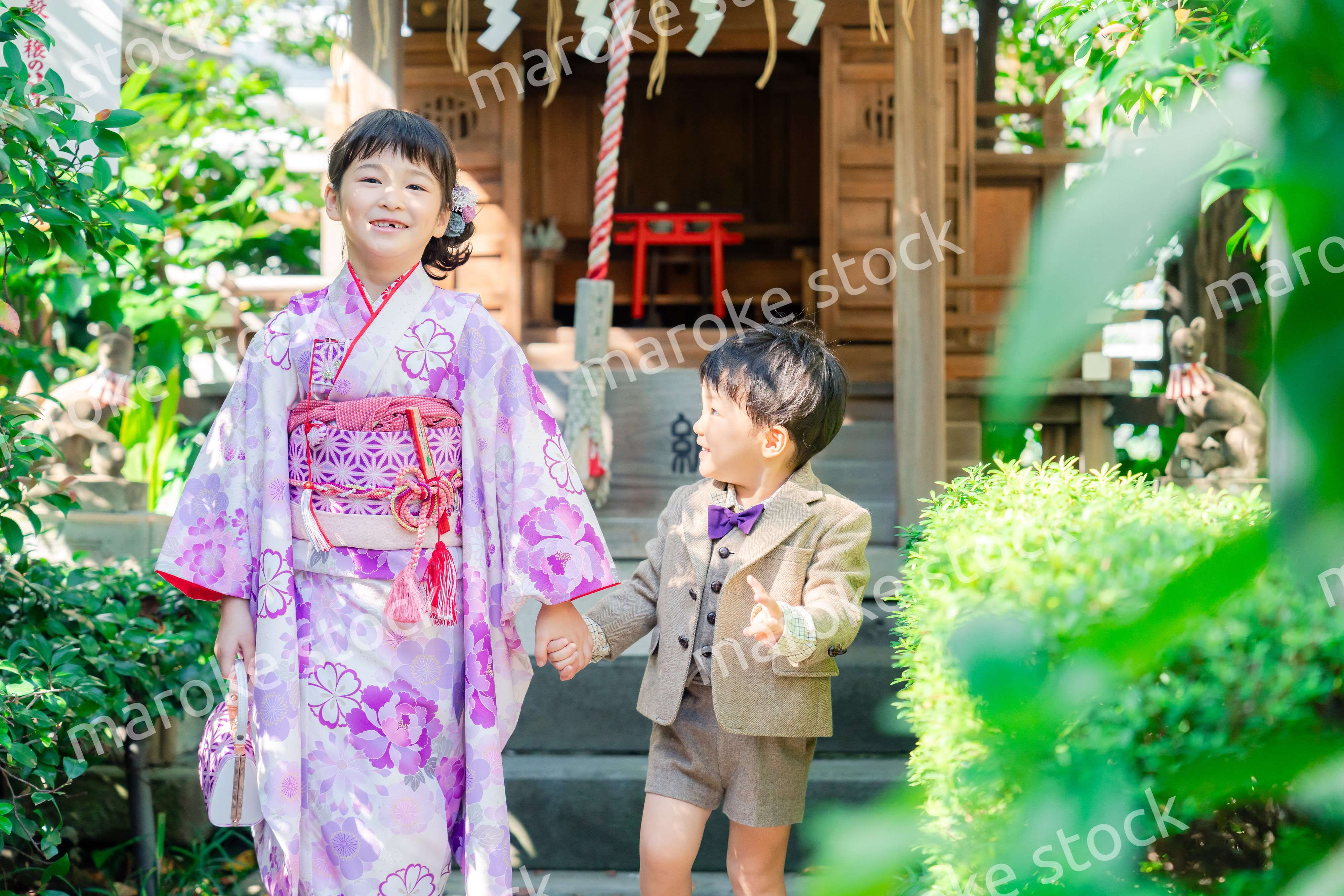 弟と一緒に七五三の参拝をする5歳のお姉さん