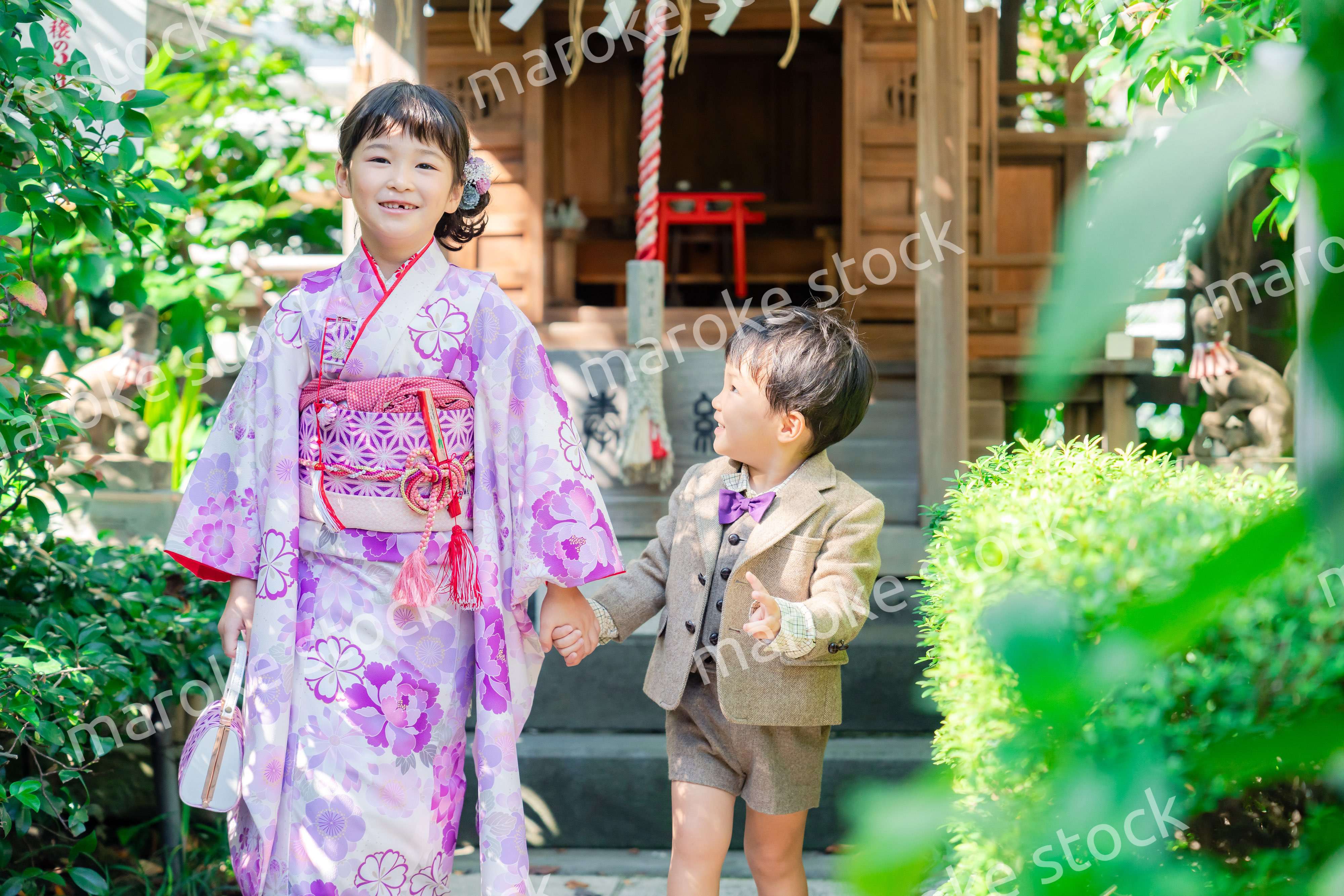 弟と一緒に七五三の参拝をする5歳のお姉さん