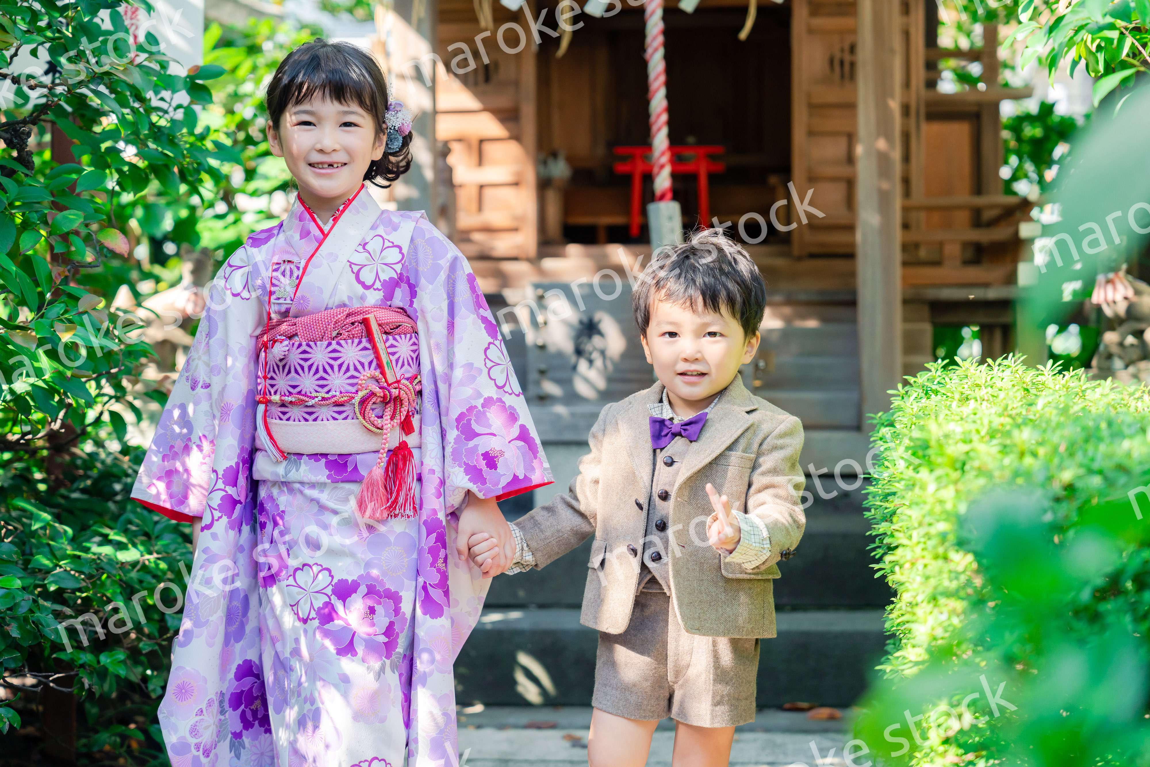 弟と一緒に七五三の参拝をする5歳のお姉さん